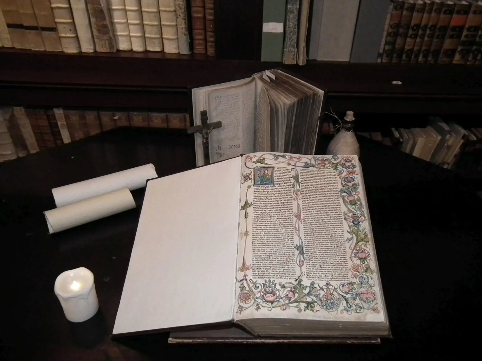 Exkluzívna Pantheológia zachytáva celý stredovek. Je tam zachytené dianie v cirkvi od 4. do 15. storočia. Za ňou je Biblia Bohemica, ďalšia so vzácnych kníh v Oponiciach.