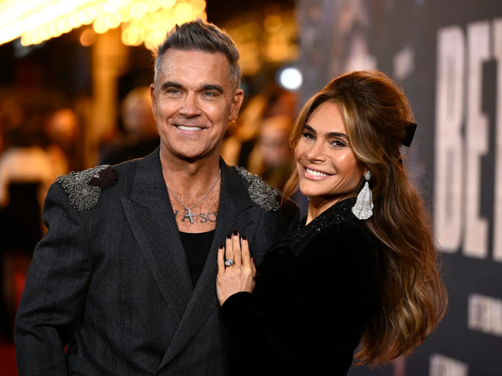 Robbie Williams na premiére životopisného filmu o sebe Better Man s manželkou Aydou Field. Za úsmevmi skrývajú bolesť. Ich rodiča bojujú s vážnymi chorobami. 