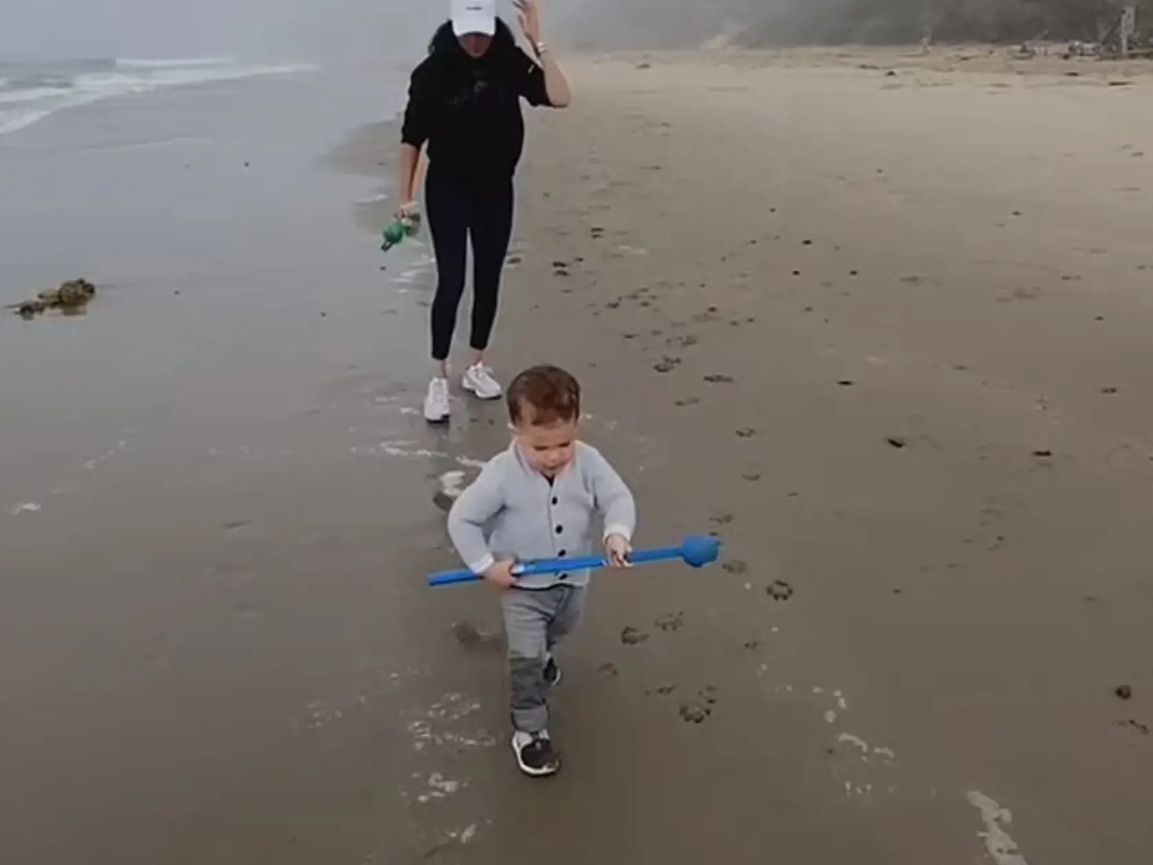 Meghan a Archie počas precházky na pláži.