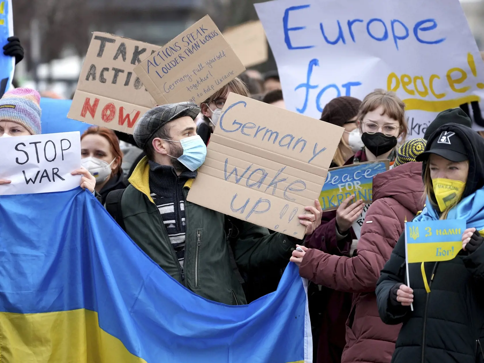 JB 26 Berlín - Ľudia držia transparenty a ukrajinské zástavy počas protestného zhromaždenia proti ruským útokom na Ukrajine pred Brandenburskou bránou v Berlíne 24. februára 2022. Ruské pozemné sily začali vo štvrtok vstupovať na územie Ukrajiny, informovala agentúra AFP s odvolaním sa na ukrajinskú pohraničnú stráž. Podľa nej ruské pozemné sily prešli na Ukrajinu z viacerých smerov. Ruské tanky a iná ťažká technika prekročili hranicu v niekoľkých severných regiónoch a na juhu z ukrajinského pol
