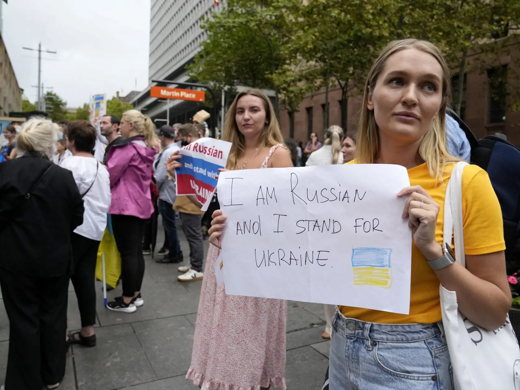 JB 18 Sydney - Ľudia skandujú, držia transparenty a ukrajinské zástavy počas protestného zhromaždenia proti ruským útokom na Ukrajine, v Sydney 24. februára 2022. Ruské pozemné sily začali vo štvrtok vstupovať na územie Ukrajiny, informovala agentúra AFP s odvolaním sa na ukrajinskú pohraničnú stráž. Podľa nej ruské pozemné sily prešli na Ukrajinu z viacerých smerov. Ruské tanky a iná ťažká technika prekročili hranicu v niekoľkých severných regiónoch a na juhu z ukrajinského polostrova Krym, kto