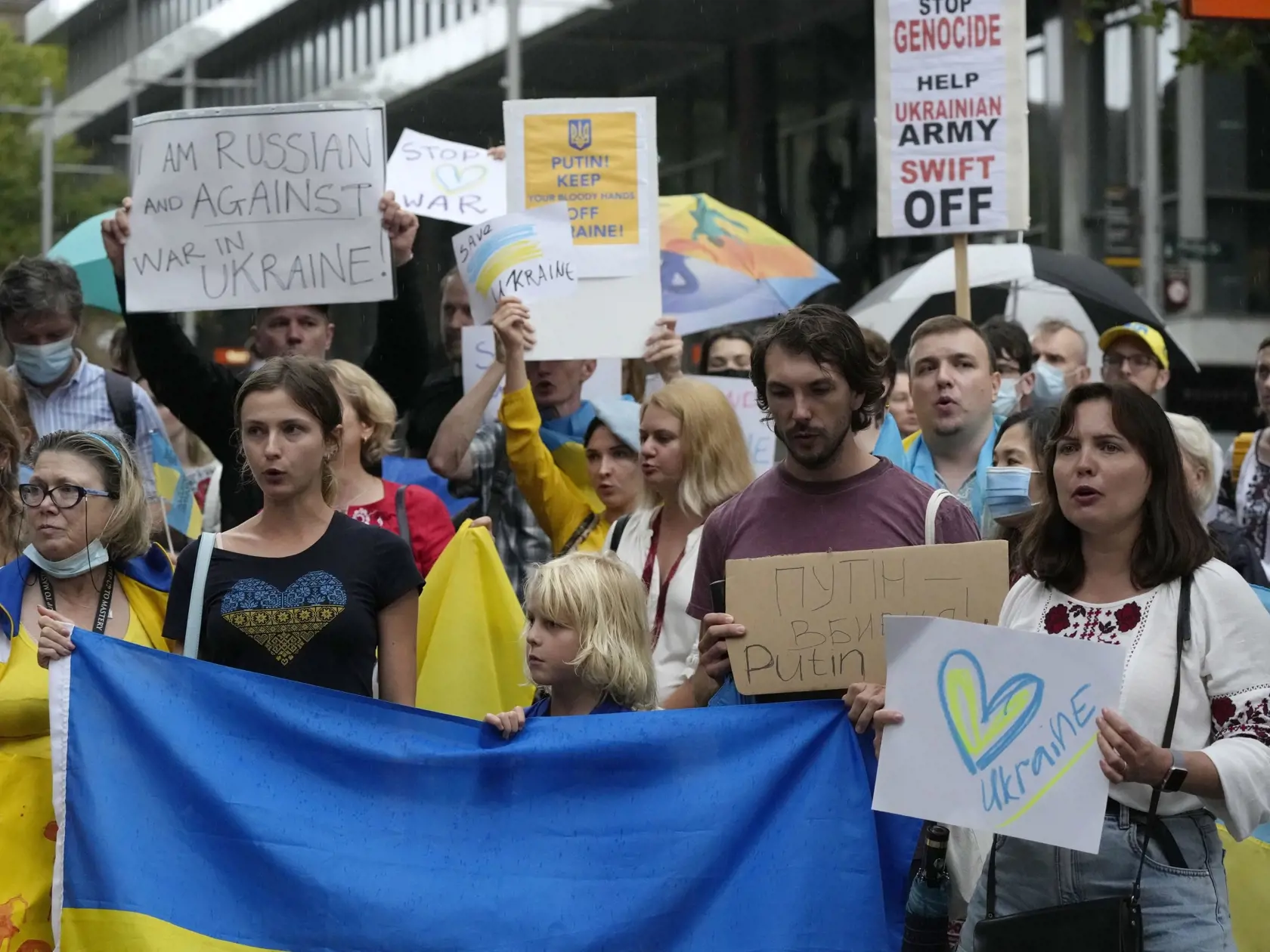 JB 16 Sydney - Ľudia skandujú, držia transparenty a ukrajinské zástavy počas protestného zhromaždenia proti ruským útokom na Ukrajine, v Sydney 24. februára 2022. Ruské pozemné sily začali vo štvrtok vstupovať na územie Ukrajiny, informovala agentúra AFP s odvolaním sa na ukrajinskú pohraničnú stráž. Podľa nej ruské pozemné sily prešli na Ukrajinu z viacerých smerov. Ruské tanky a iná ťažká technika prekročili hranicu v niekoľkých severných regiónoch a na juhu z ukrajinského polostrova Krym, kto