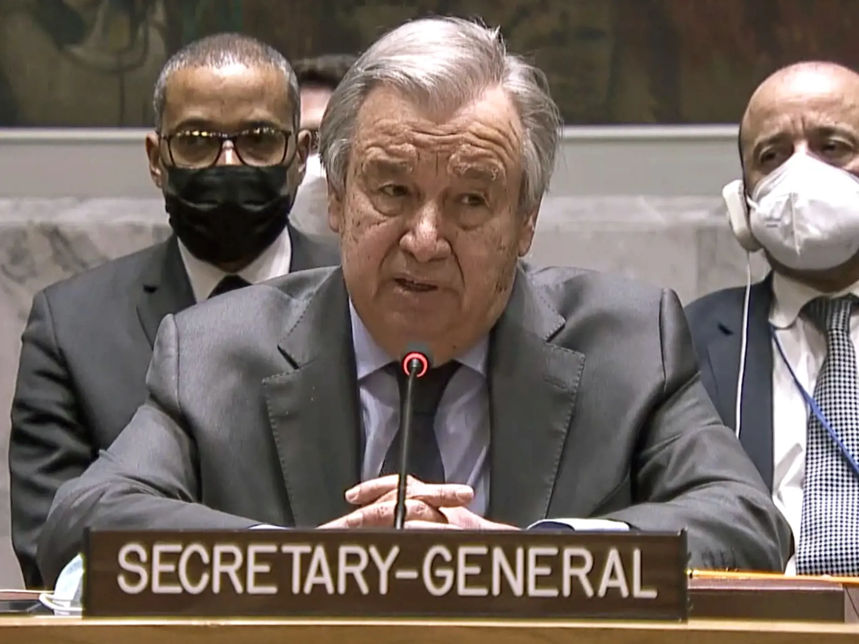 JB 7 New York - Na snímke z videa UNTV 
generálny tajomník OSN António Guterres počas mimoriadneho zasadnutia Bezpečnostnej rady OSN (BR OSN) v noci na štvrtok v spojitosti s krízovou situáciou medzi Ruskom a Ukrajinou v New Yorku 23. februára 2022. Guterres v noci na štvrtok Putina žiadal, aby na Ukrajinu nezaútočil a "aby dal šancu mieru". Ukrajinský minister zahraničných vecí Dmytro Kuleba v noci na štvrtok na Twitteri napísal, že Ukrajina žiada bezodkladné zasadnutie Bezpečnostnej rady OSN p
