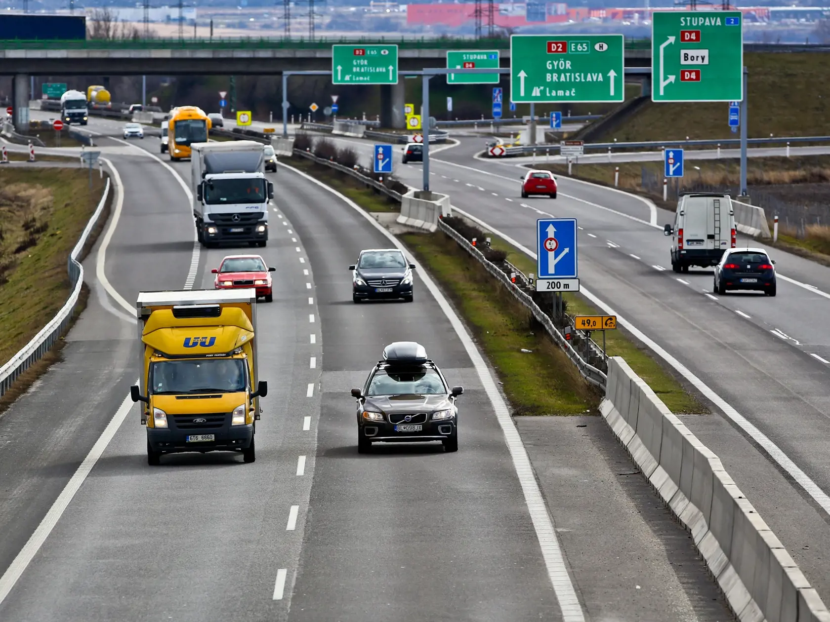 Cez Bratislavu budete môcť po diaľnici prefrčať 130-tkou, ak rýchlosť nebude regulovaná iným dopravným značením.