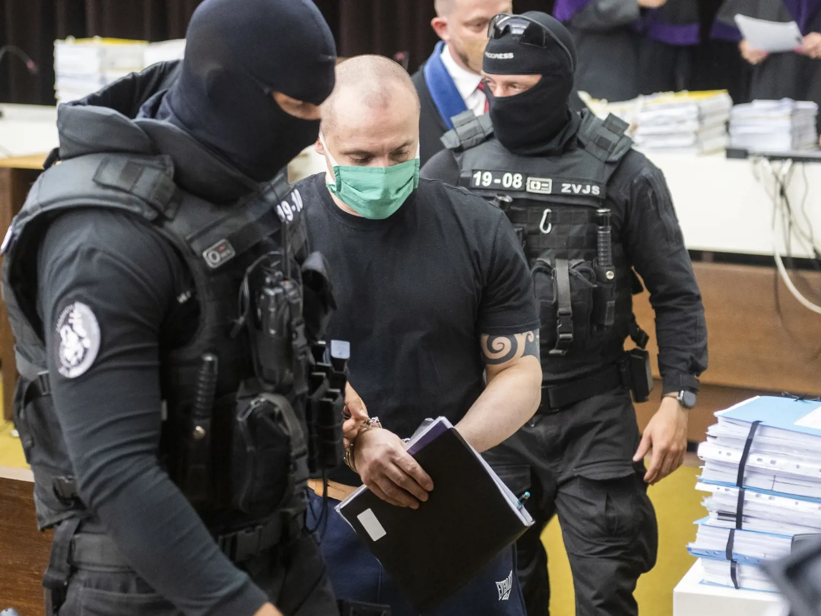 Na snímke odsúdený Tomáš Szabó odchádza z verejného zasadnutia na Najvyššom súde (NS) SR v kauze vraždy Jána Kuciaka a jeho snúbenice Martiny Kušnírovej v Bratislave 15. júna 2021. NS SR v utorok zrušil rozsudok Špecializovaného trestného súdu (ŠTS) zo septembra 2020, ktorým boli v kauze Kuciak spod obžaloby oslobodení Marian K. a Alena Zs. Vec vrátil späť na ŠTS tomu istému senátu. Zároveň uznal obžalovaného Tomáša Szabóa za vinného v prípade vraždy podnikateľa Petra Molnára. FOTO TASR - Jarosl
