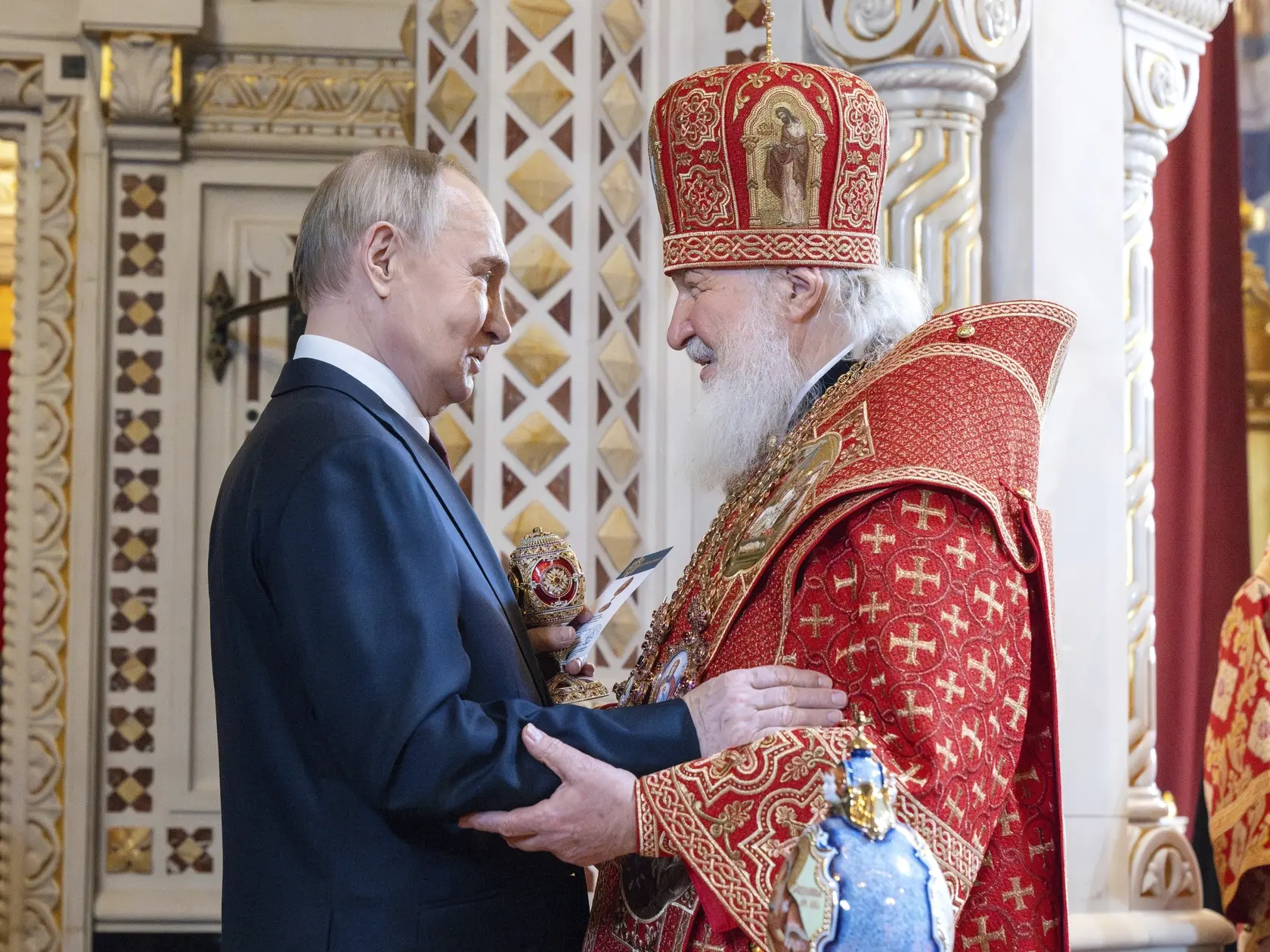 KK70 Moskva - Ruský prezident Vladimir Putin a patriarcha ruskej pravoslávnej cirkvi Kirill sa zdravia po veľkonočnej pravoslávnej bohoslužbe v Chráme Krista Spasiteľa 20. apríla 2025 v Moskve. FOTO TASR/AP
Russian President Vladimir Putin, left, and Russian Orthodox Church Patriarch Kirill congratulate each other after an Orthodox Easter service at the Christ the Savior Cathedral in Moscow, Russia, on Sunday, April 20, 2025. (Oleg Varov/Russian Orthodox Church Press Service via AP)
