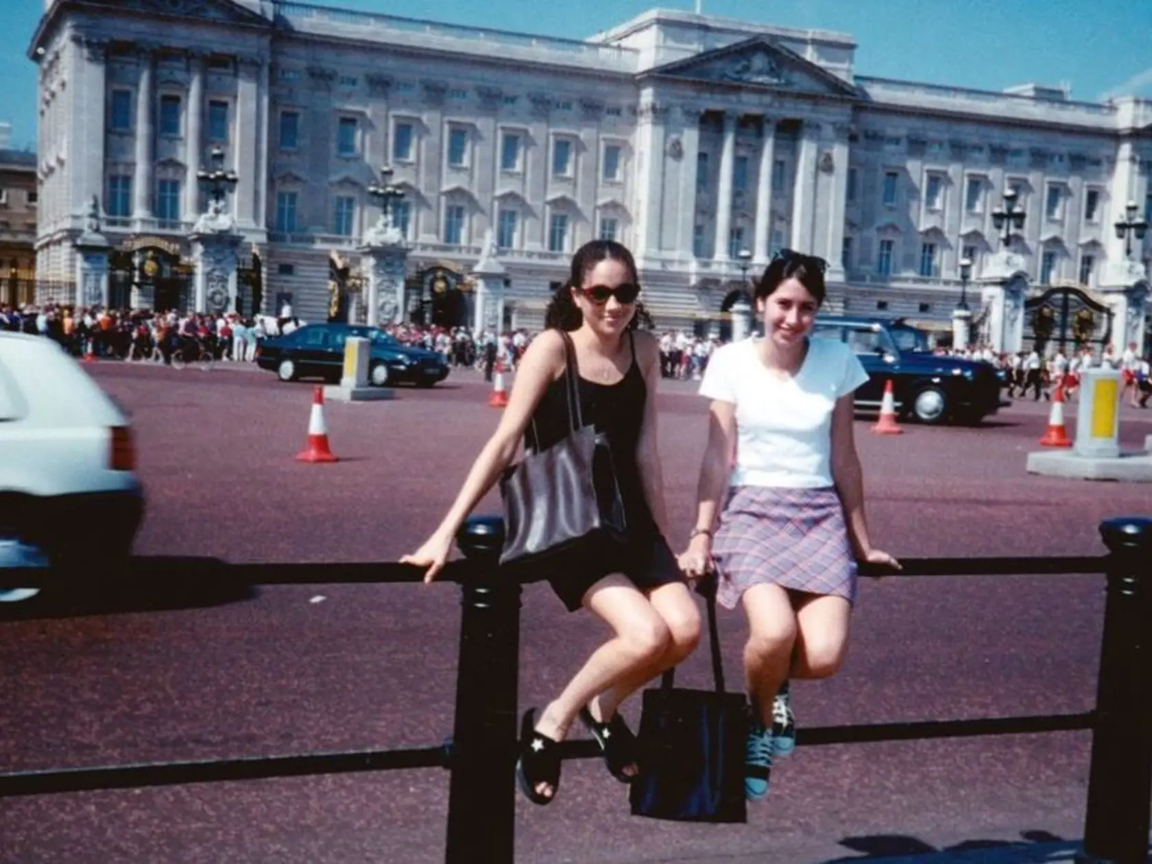 Meghan Markle sa v roku 1996 splnil sen. Odcestovala do Londýna a odfotila sa pred Buckinghamským palácom.