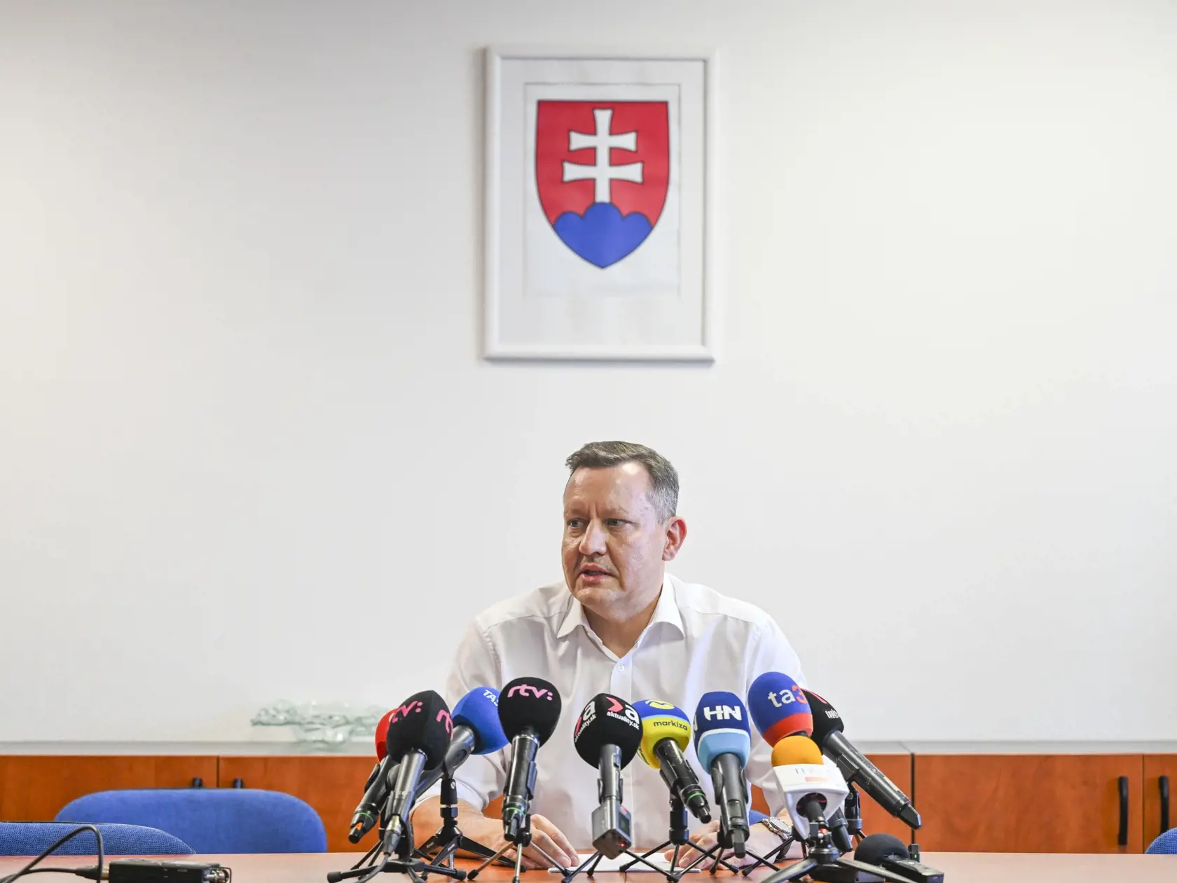 Na snímke špeciálny prokurátor Daniel Lipšic počas tlačovej konferencie k útokom na kariérnych prokurátorov Úradu špeciálnej prokuratúry 3. októbra 2023 v Pezinku.