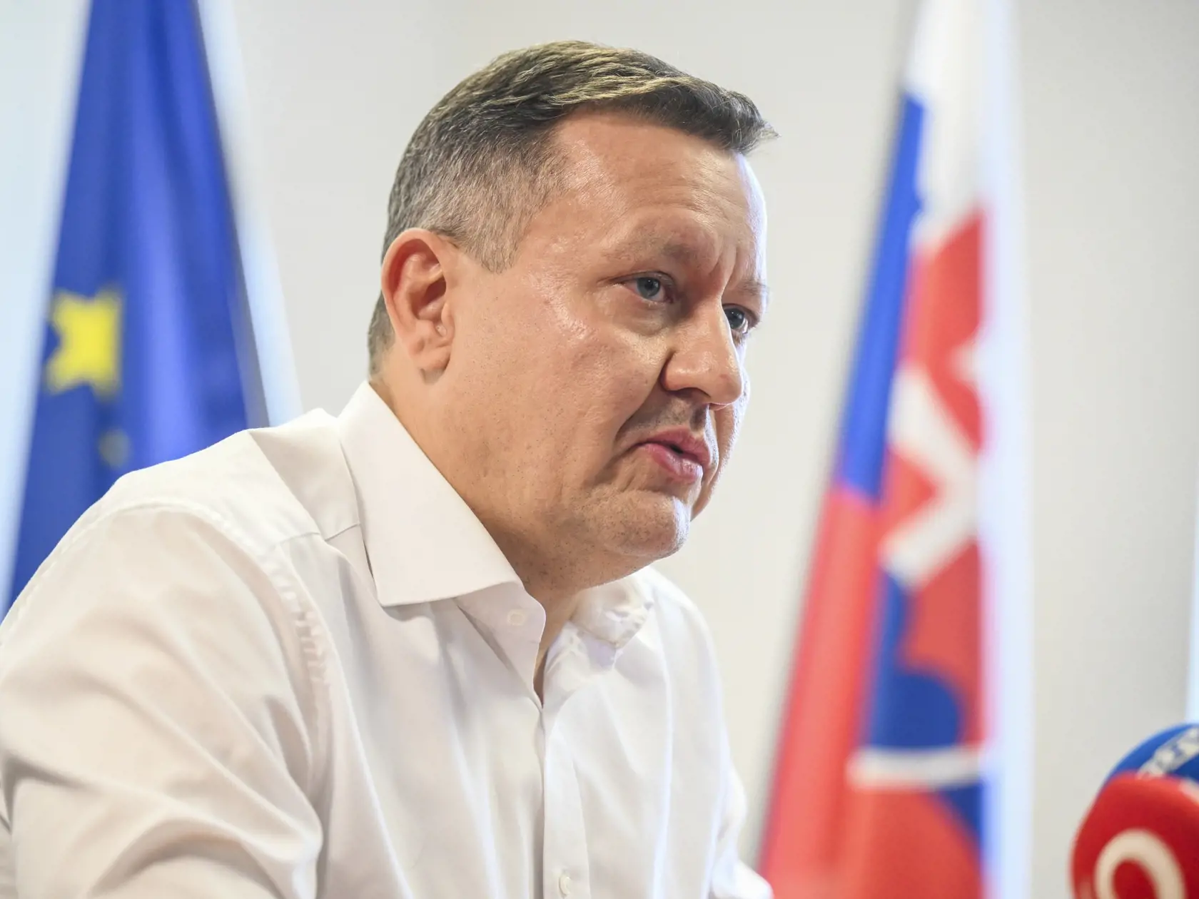 Na snímke špeciálny prokurátor Daniel Lipšic počas tlačovej konferencie k útokom na kariérnych prokurátorov Úradu špeciálnej prokuratúry 3. októbra 2023 v Pezinku.
