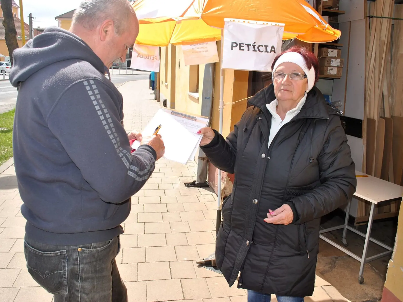Za riaditeľovu podporu sa v petícii zatiaľ podpísalo asi 700 ľudí.