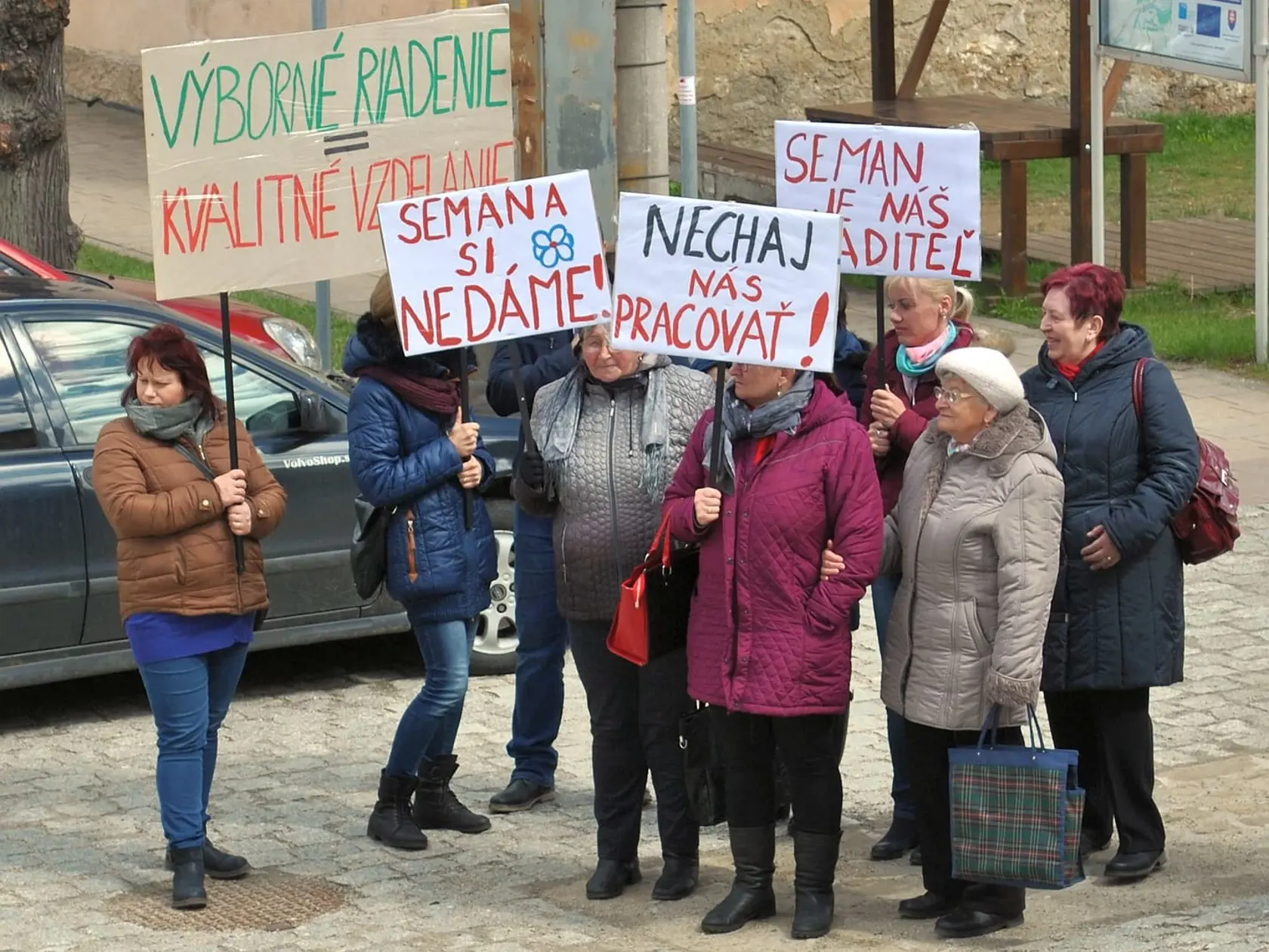 Ľudia nosia rôzne podporné transparenty.