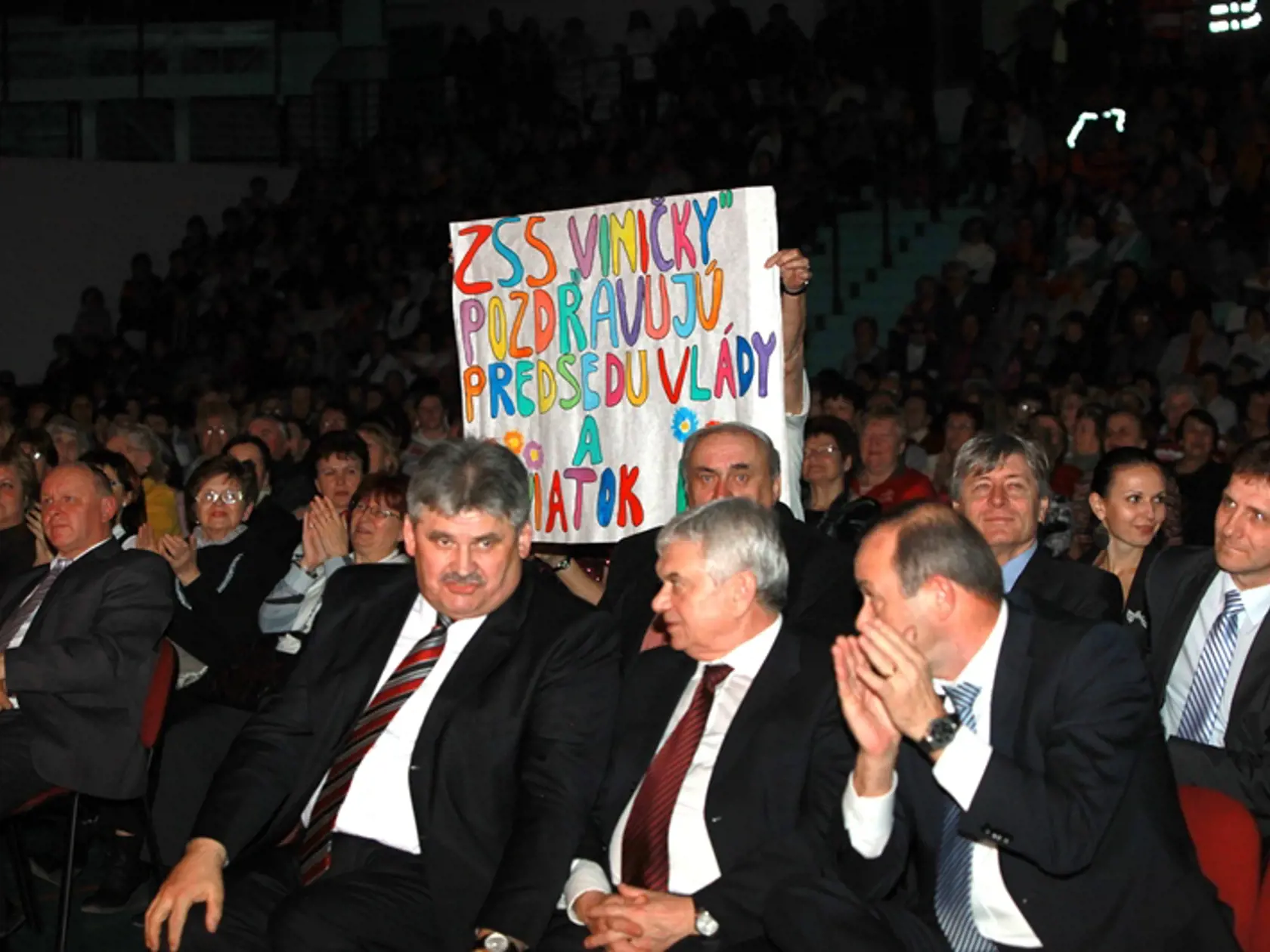 Spokojné: Dôchodkyne si oslavy pochvaľovali, v sále vystreli aj transparent.