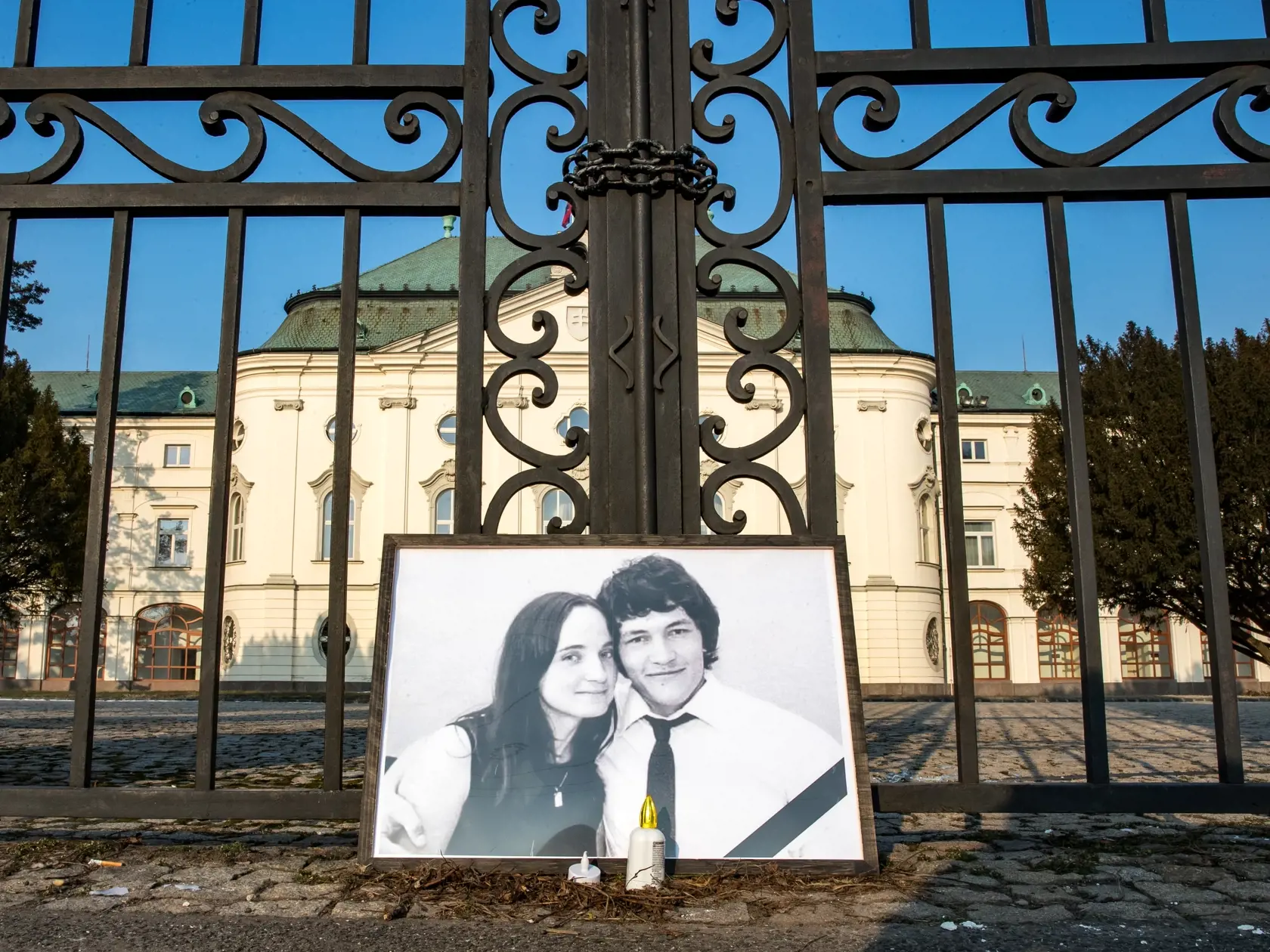 Spomienkový pochod organizovaný opozičnými poslancami, ako pietna spomienka za zavraždeného investigatívneho novinára  Jána Kuciaka a jeho partnerky Martiny Kušnírovej. Ľudia kládli kahance pred budovou Úradu Vlády SR, kam sa spomienkový pochod presunul z námestia SNP. Na snímke je pohľad na budovu Úradu vlády počas nasledujúceho rána, kde vidno už len fotografiu zavraždených. Organizátori museli na podnet úradu kahance odstrániť z dôvodu ohrozovania budovy.