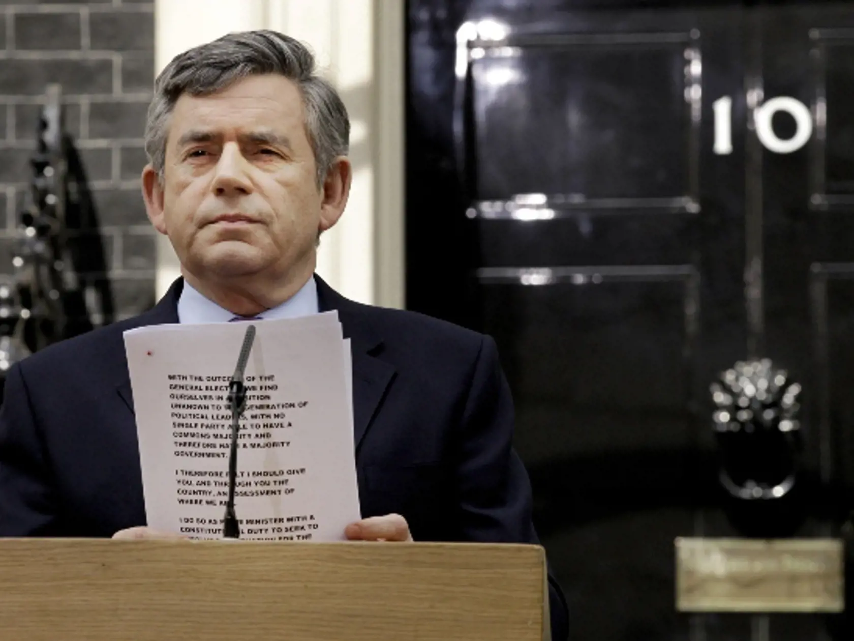 Britský premiér Gordon Brown mal podľa bývalého detektíva o všetkom vedieť.