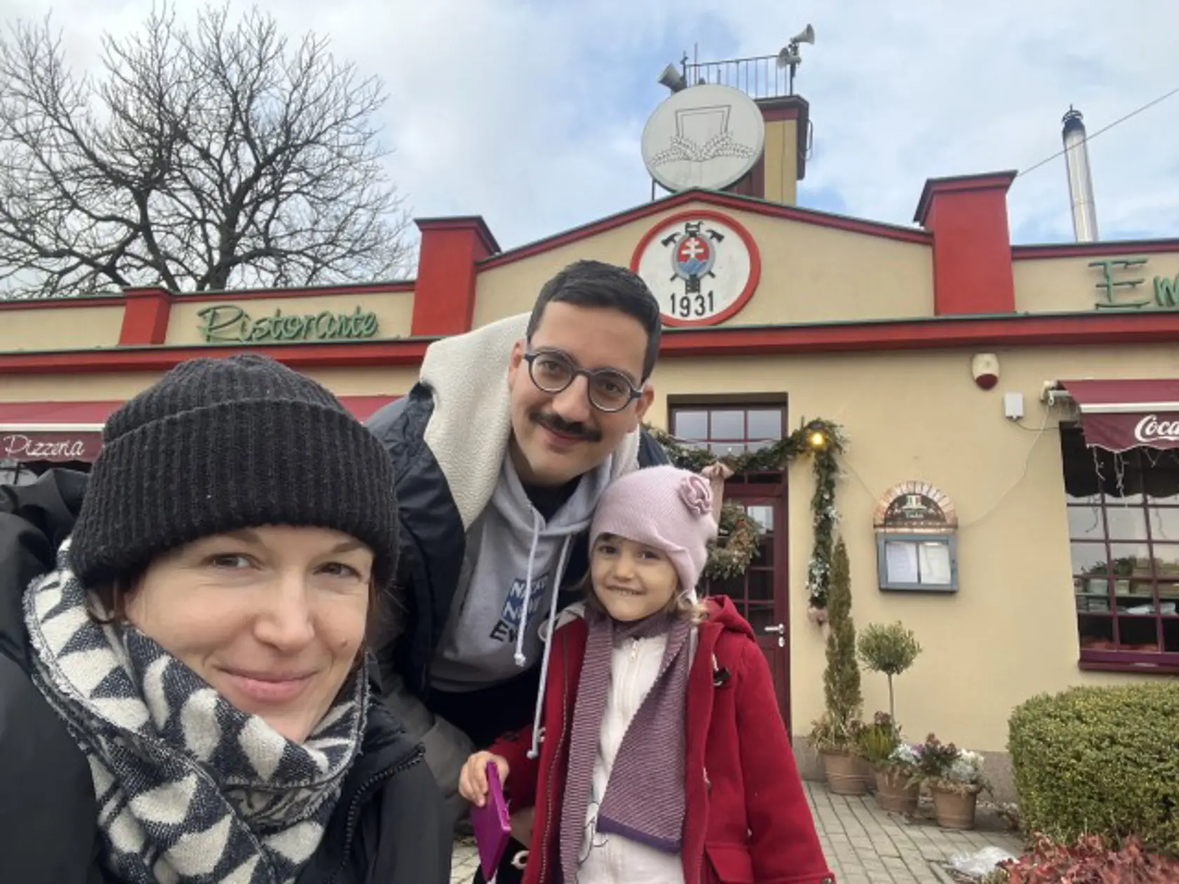 Veľmi túži byť svojej trojročnej dcérke i manželovi nablízku, a preto sa rozhodla o pomoc požiadať Slovákov.