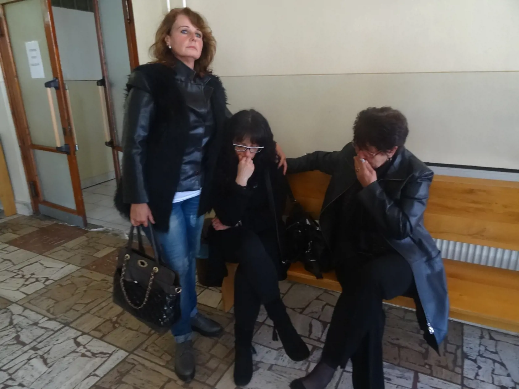 Mamička Marianna s babkou Natáliou vyšli so súdnej siene s plačom. Utešovala ich príbuzná Renáta.