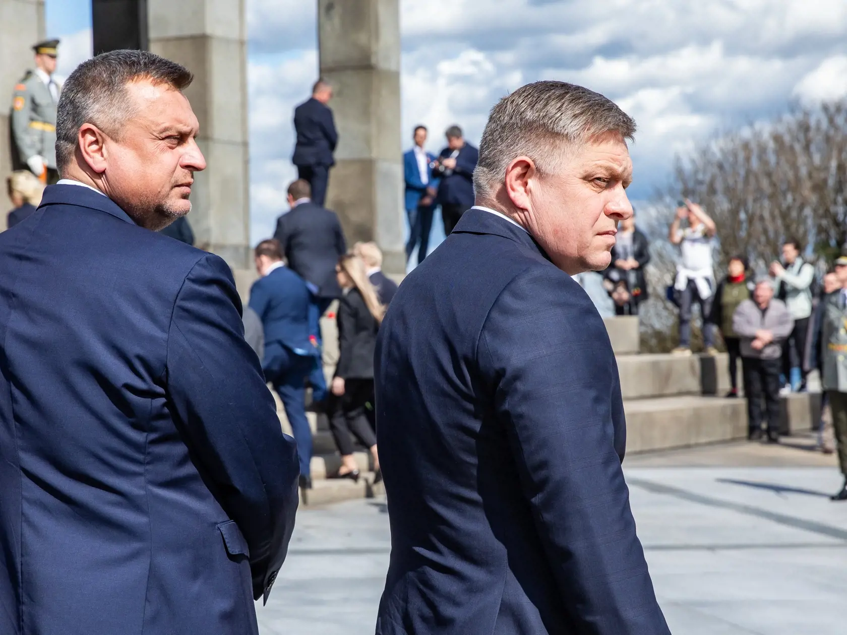 Kladenie vencov na bratislavskom Slavíne pri príležitosti 79. výročia oslobodenia Bratislavy. Na snímke je Andrej Danko, Robert Fico.