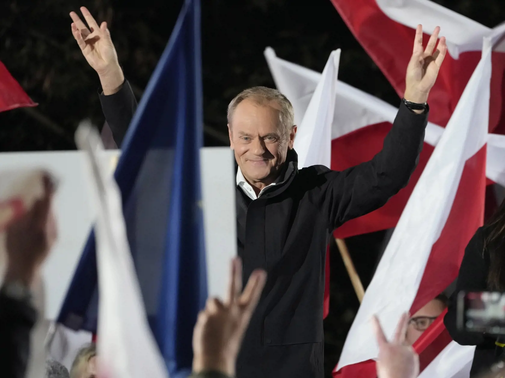 Dolná komora poľského parlamentu, Sejm, v pondelok večer poveril zostavením novej vlády niekdajšieho premiéra a expredsedu Európskej rady Donalda Tuska z liberálnej strany Občianska platforma.