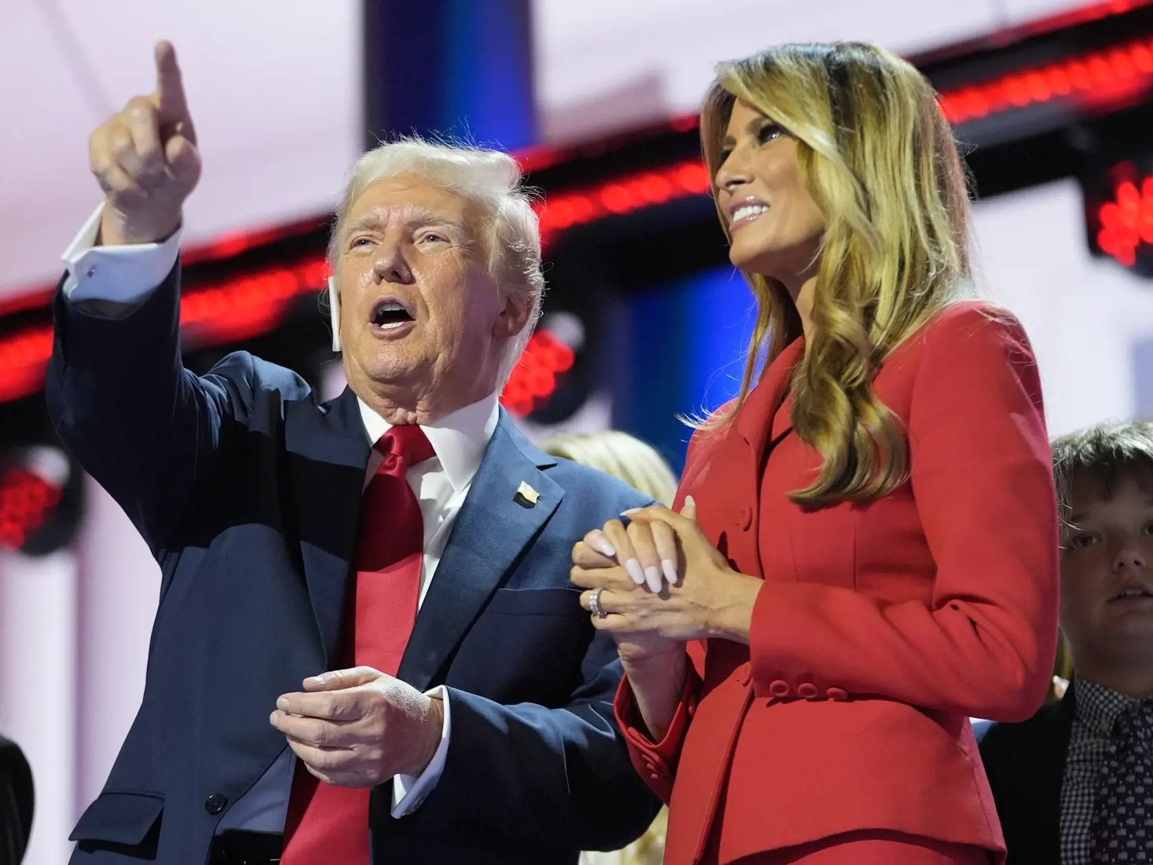 Na snímke republikánsky prezidentský kandidát a bývalý prezident USA Donald Trump, jeho manželka Melania Trumpová počas štvrtého dňa nominačného zjazdu Republikánskej strany v americkom Milwaukee vo štvrtok 18. júla 2024.