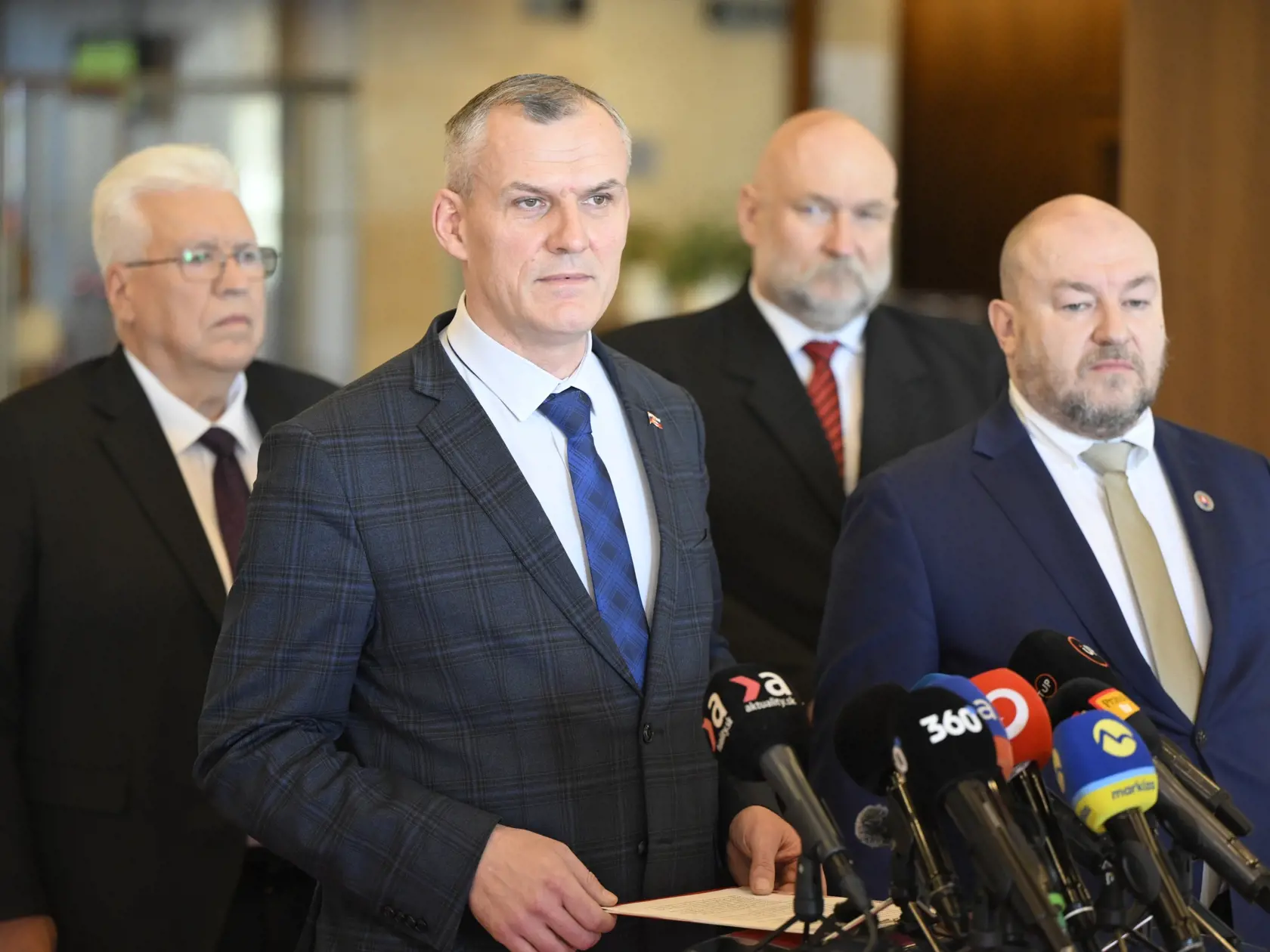 Na snímke poslanec Národnej rady (NR) SR Roman Malatinec (v popredí vľavo) oznamuje na tlačovom brífingu, že vystupuje z poslaneckého klubu Hlas-SD, ako aj zo strany a pridáva sa k mimoparlamentnej strane Národná koalícia, ktorej lídrom je poslanec Rudolf Huliak (nezaradený, vpravo) v Bratislave v utorok 4. februára 2025.