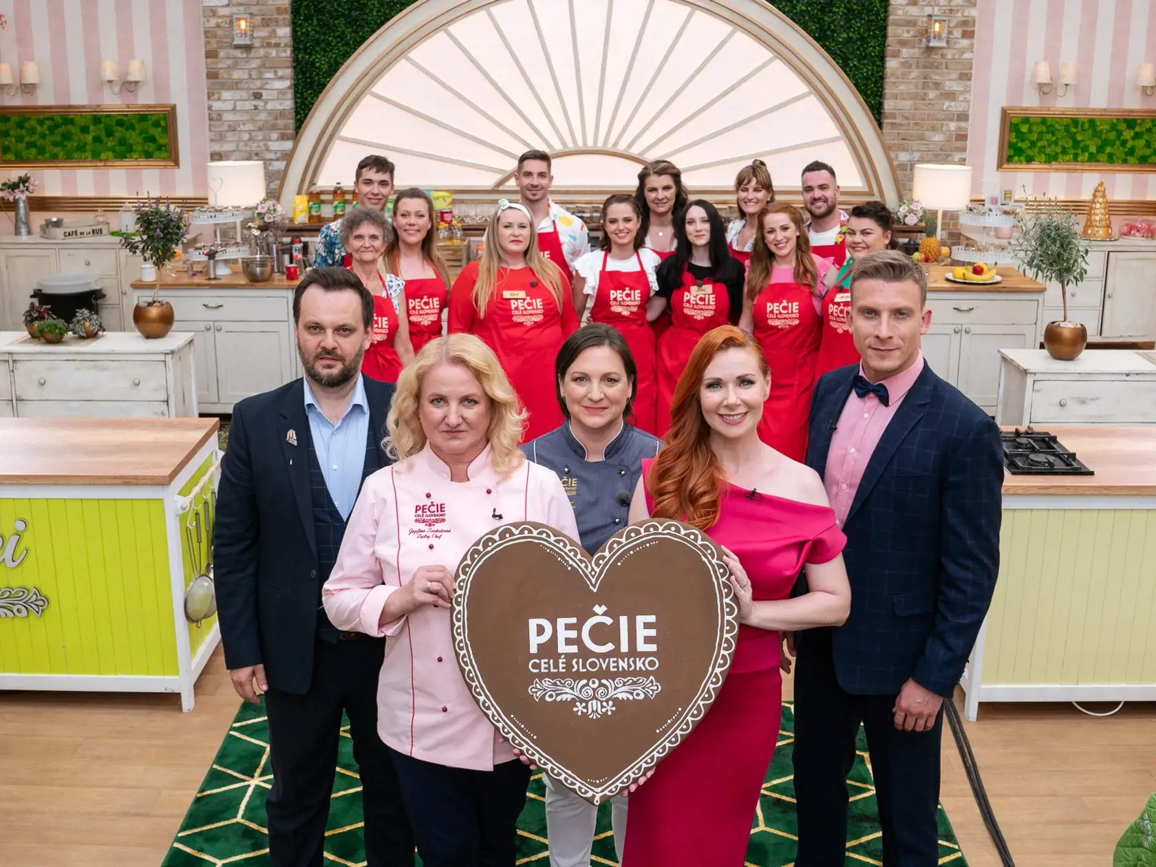 Tohtoročná zostava Šou Pečie celé Slovensko, v strede medzi Jožkou a Peťou je cukrárska majsterka Natasha Pacal.