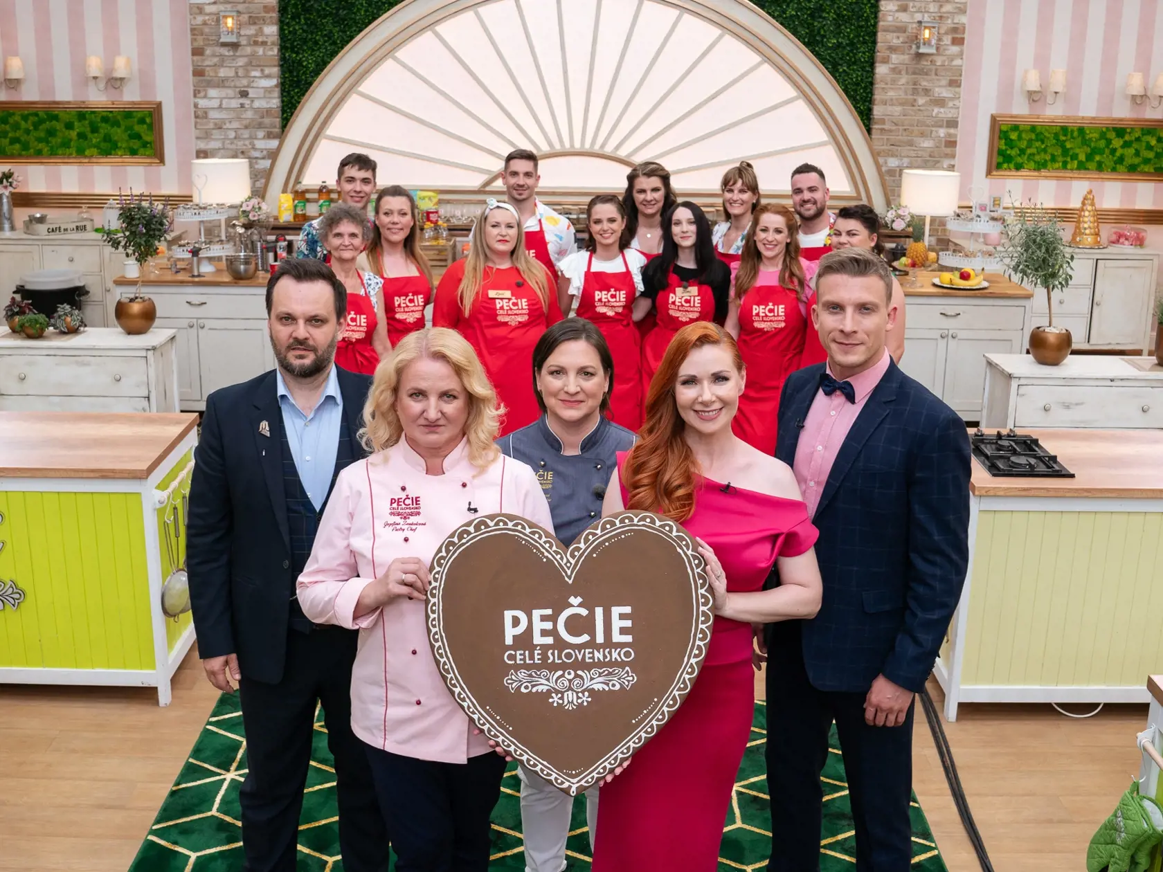Tohtoročná zostava Šou Pečie celé Slovensko, v strede medzi Jožkou a Peťou je cukrárska majsterka Natasha Pacal.