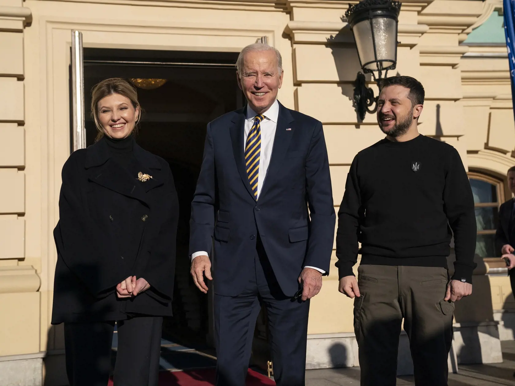 Americký prezident Joe Biden (uprostred), ukrajinský prezident Volodymyr Zelenskyj (vpravo) a prvá dáma Ukrajiny Olena Zelenská pózujú počas stretnutia v Kyjeve v pondelok 20. februára 2023.