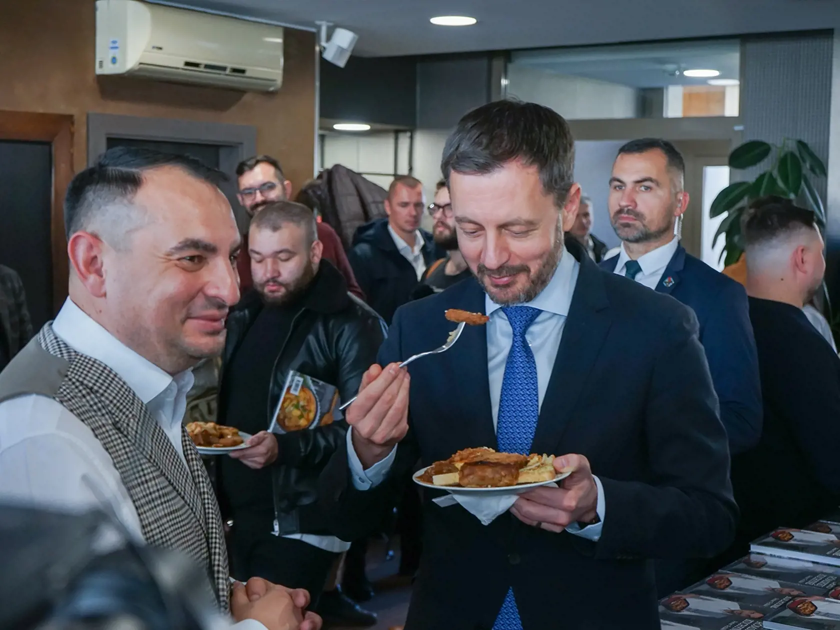 Premiér Eduard Heger si naložil plný tanier dobrôt.