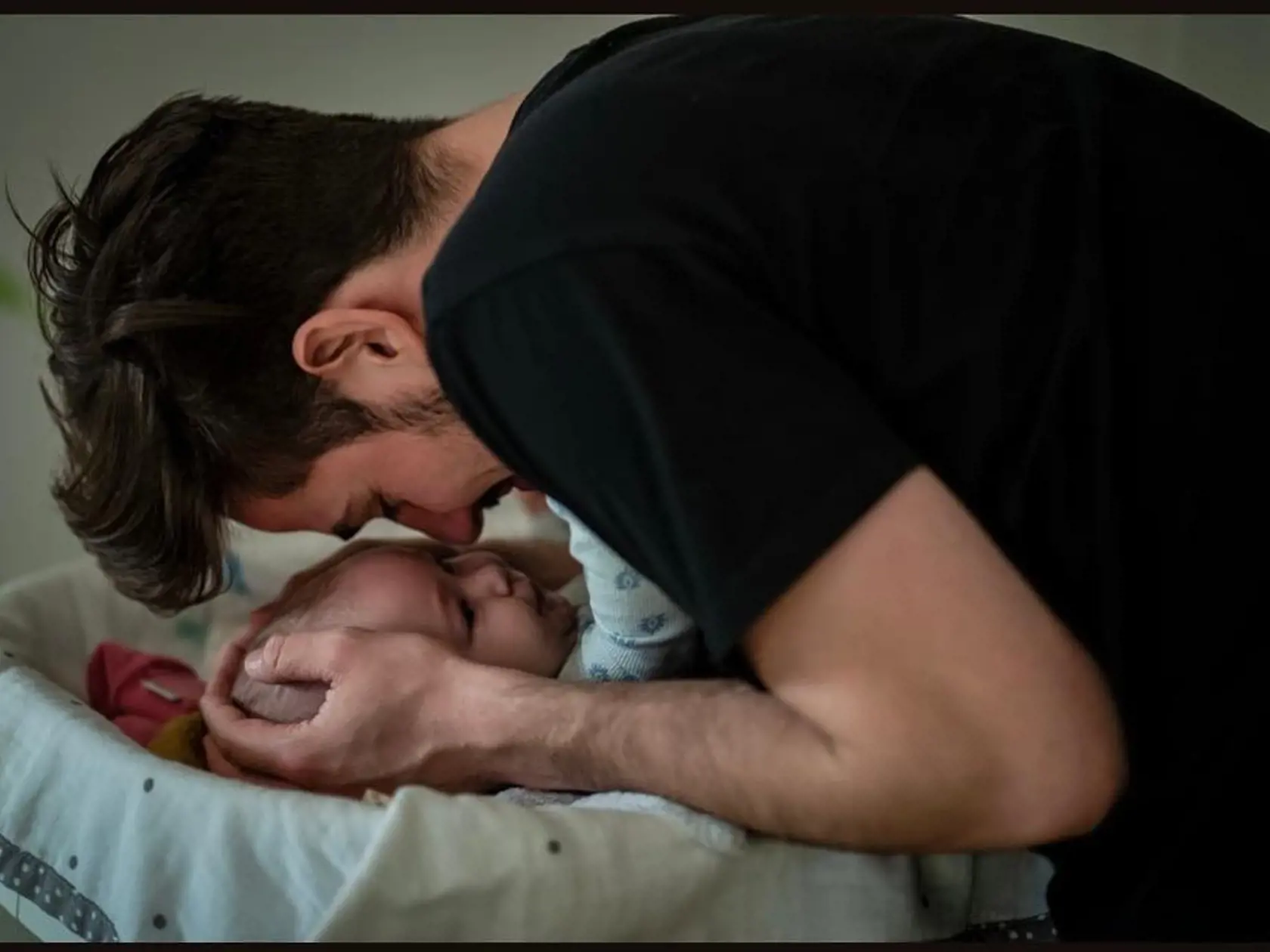 Herečka zverejnila dojímavú fotografiu: Na foto Manžel Táne Pauhofovej s ich dcérkou Mílou.