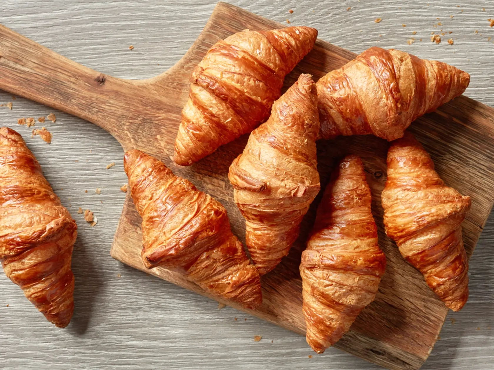 Maslový croissant je chutná forma raňajok.
