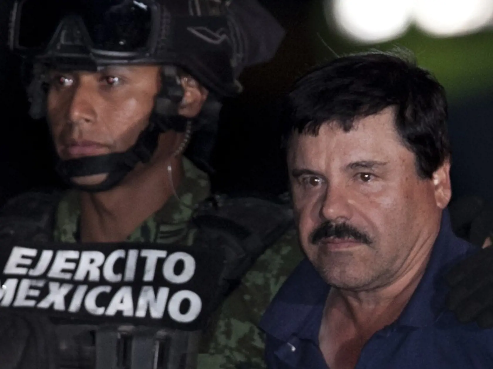 SY 15 Mexico City - Vojaci eskortujú Joaguína "El Chapo" Guzmána do helikoptéry v Mexico City 8. januára 2016. Mexický narkobarón Joaquín "El Capo" Guzmán je opäť v rukách úradov. Jeho zadržanie oznámil 8. januára 2016 mexický prezident Enrique Peňa Nieto na svojom konte na Twitteri. FOTO TASR/AP
Mexican drug lord Joaquin "El Chapo" Guzman, right, is escorted by soldiers and marines to a waiting helicopter, at a federal hangar in Mexico City, Friday, Jan. 8, 2016. The world's most wanted drug l