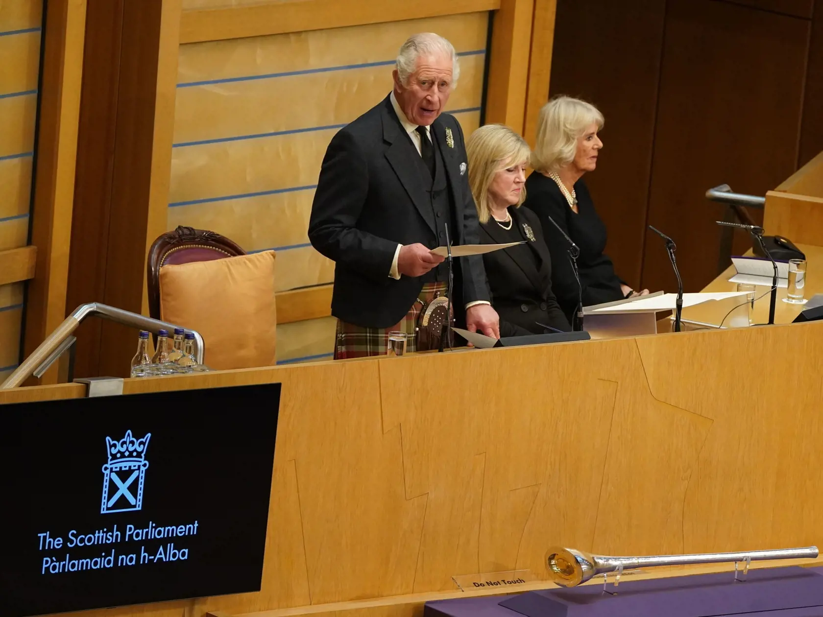 Britský kráľ Charles III. (vľavo), jeho manželka Camilla (vpravo) a predsedníčka škótskeho parlamentu Alison Johnstoneová (uprostred) počas návštevy škótskeho parlamentu v Edinburghu v pondelok 12. septembra 2022.