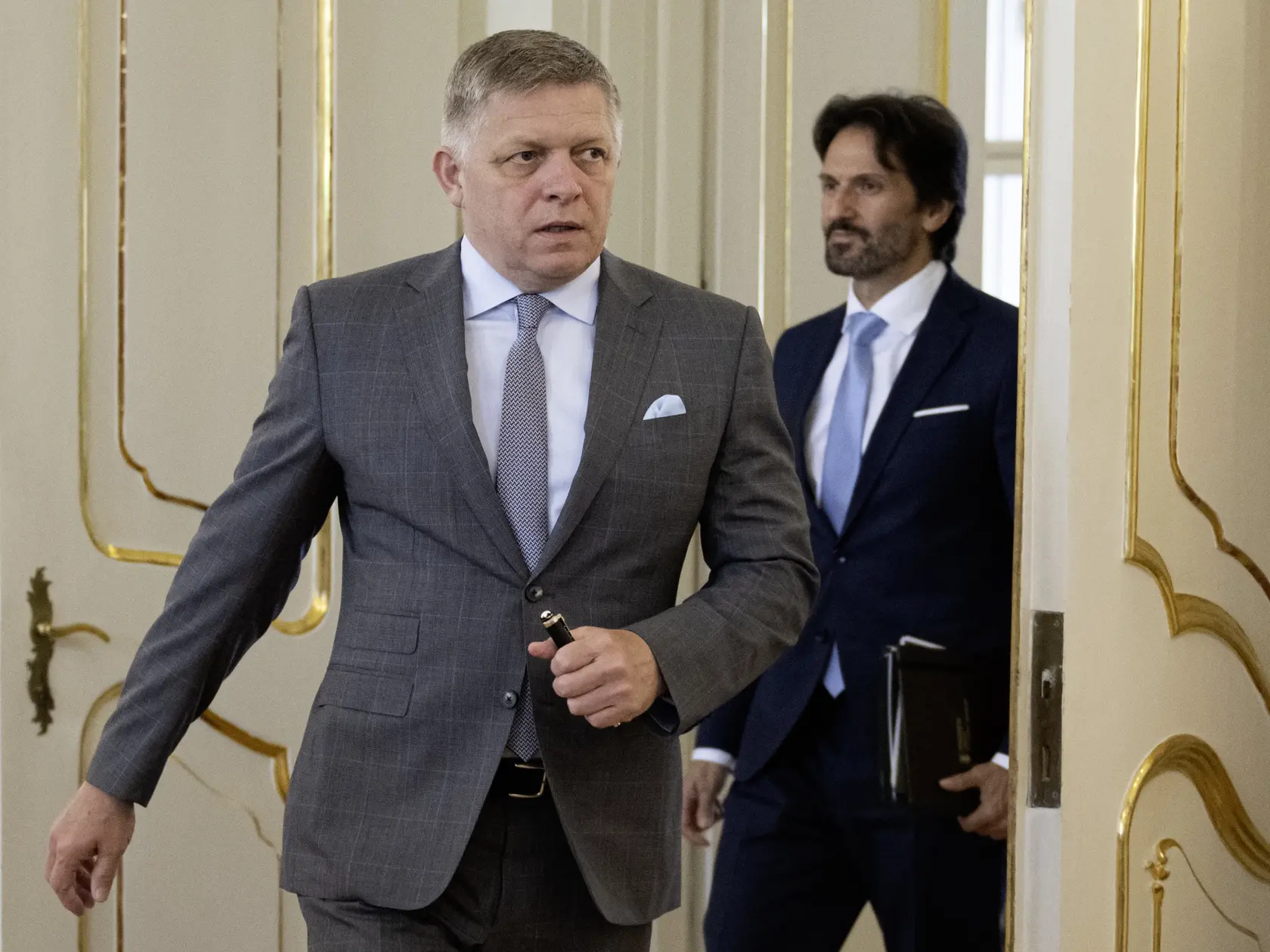 Prezident SR Peter Pellegrini prijal predsedov parlamentných strán za okrúhlym stolom na tému "Výdavky na obranu". Na snímke v popredí premiér SR Robert Fico a minister obrany SR Robert Kaliňák (obidvaja Smer-SD) prichádzajú na stretnutie s lídrami politických strán NRSR 17. júna 2025 v Bratislave. FOTO TASR - Martin Baumann