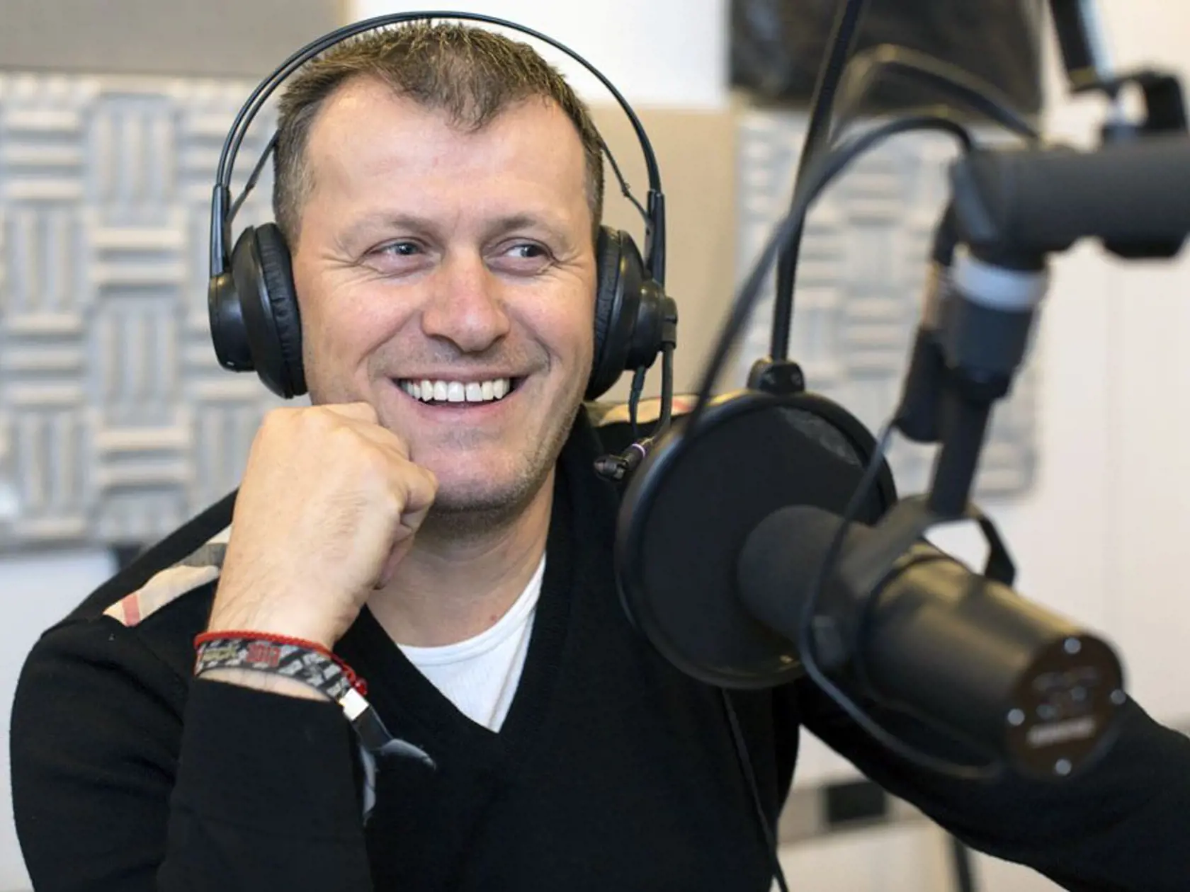 Niektorí poslucháči si mysleli, že je malý, tučný a s okuliarmi.