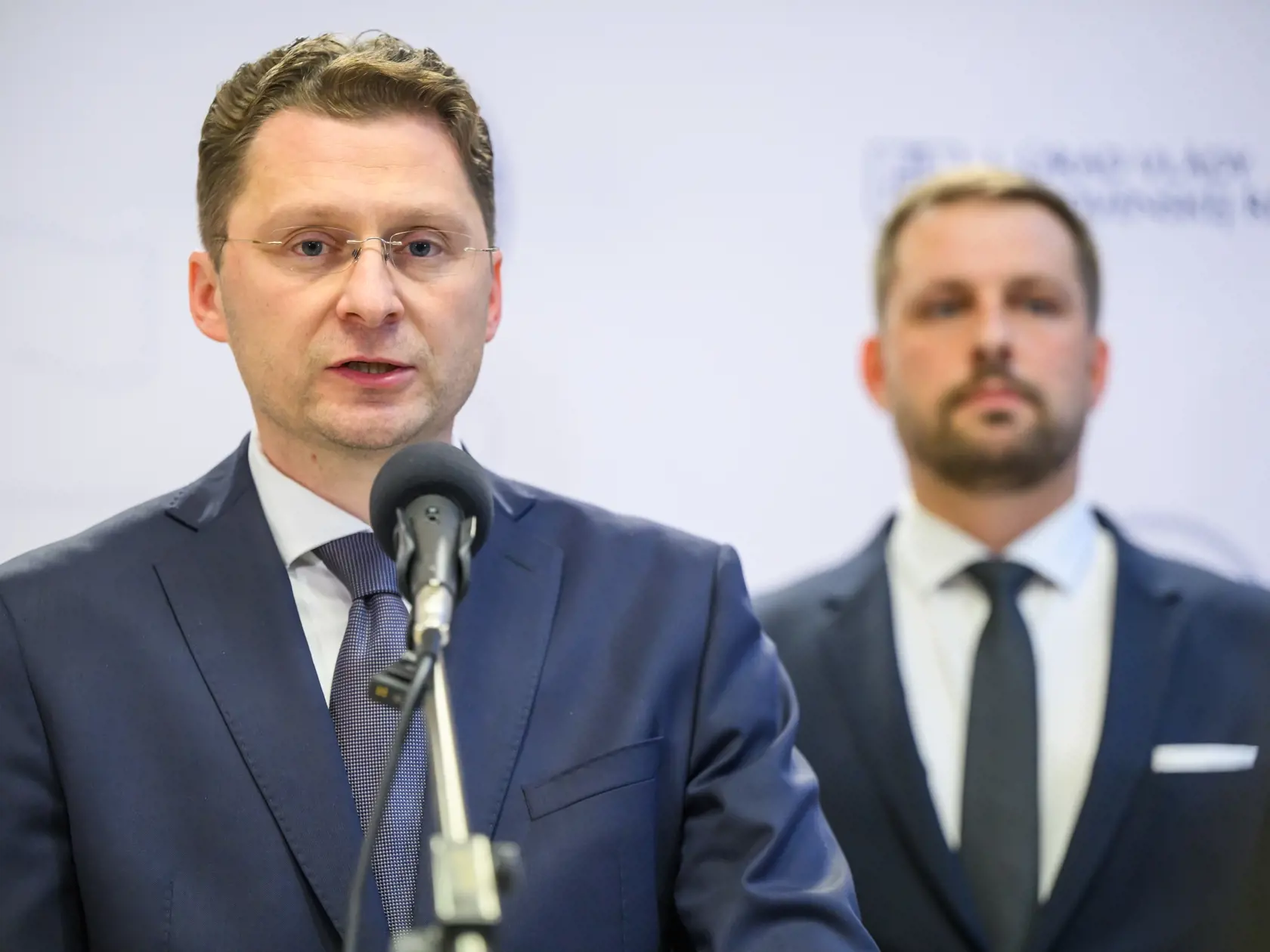 Na snímke sprava minister zdravotníctva SR Kamil Šaško (Hlas-SD) a predseda Lekárskeho odborového združenia (LOZ) Peter Visolajský po rokovaní vlády SR v Bratislave 20. decembra 2024.