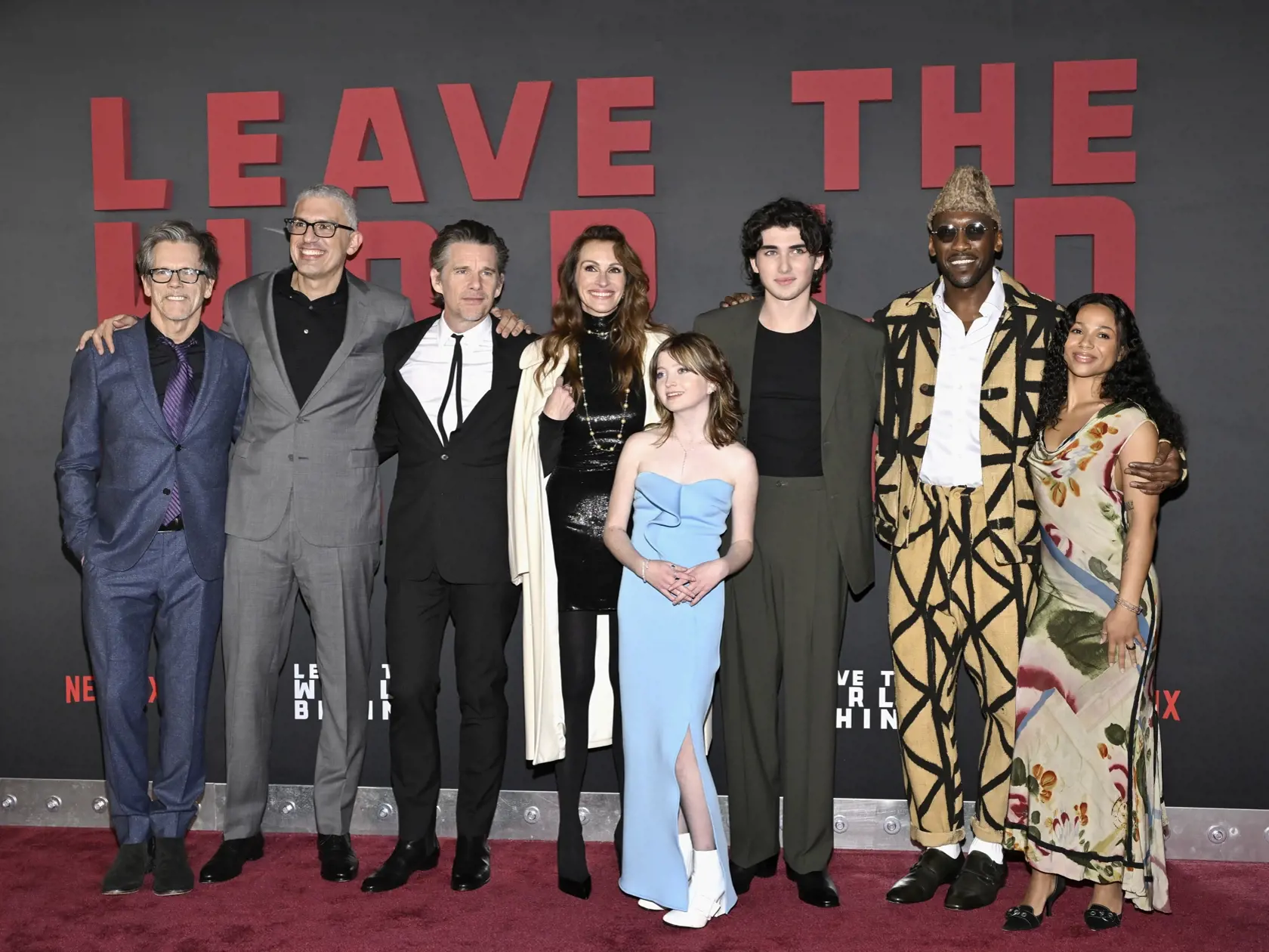 Na snímke zľava herci Kevin Bacon, režisér Sam Esmail a herci Ethan Hawke, Julia Roberts, Farrah Mackenzie, Charlie Evans, Mahershala Ali a Myha'la Herrold prichádzajú na premiéru amerického psychologického trileru Leave the World Behind spoločnosti Netflix v hoteli Plaza v New Yorku v noci na 5. decembra 2023. FOTO TASR/AP