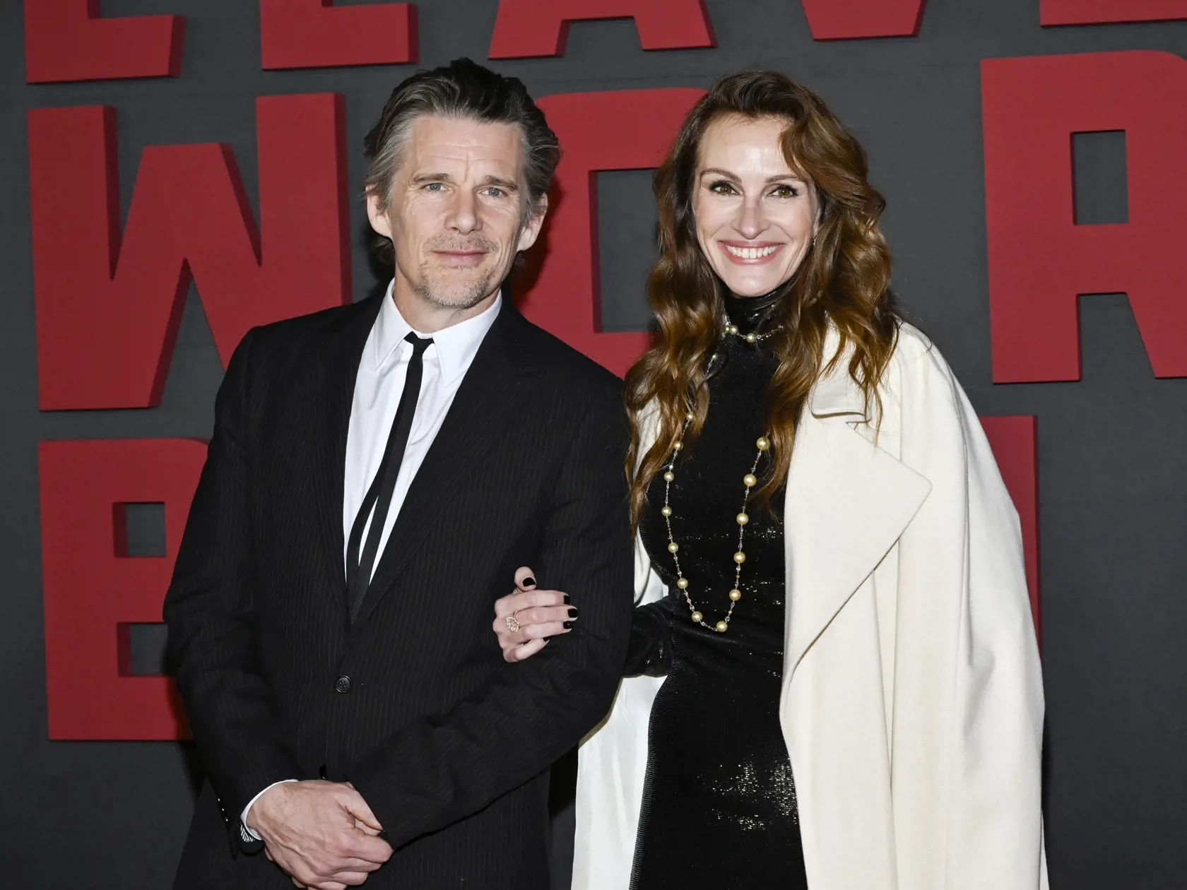 Na snímke sprava americká herečka Julia Roberts (vo filme Amanda Sandfordová) a herec Ethan Hawke (Clay Sandford) prichádzajú na premiéru amerického psychologického trileru Leave the World Behind spoločnosti Netflix v hoteli Plaza v New Yorku v noci na 5. decembra 2023. FOTO TASR/AP