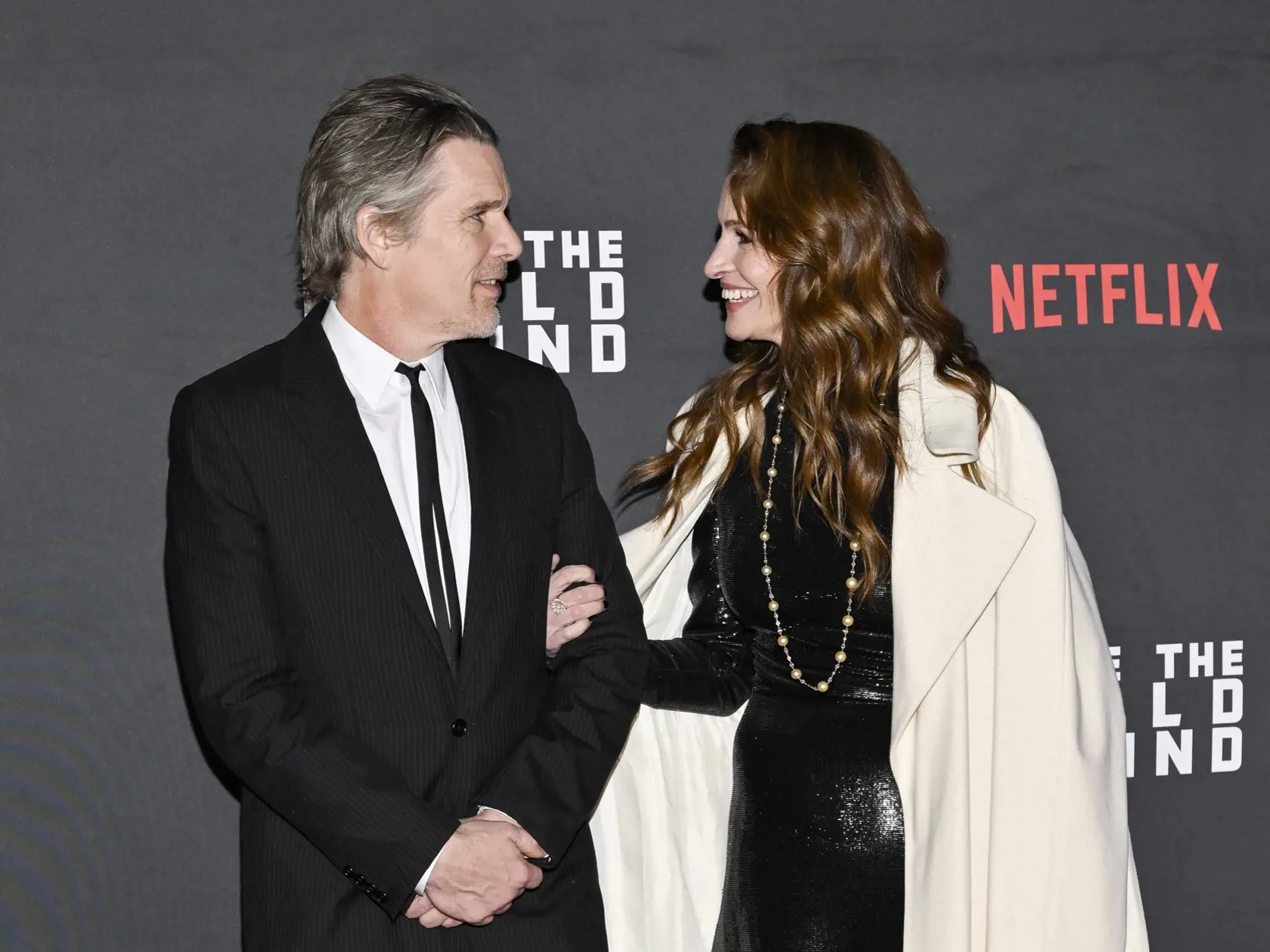 Na snímke sprava americká herečka Julia Roberts (vo filme Amanda Sandfordová) a herec Ethan Hawke (Clay Sandford) prichádzajú na premiéru amerického psychologického trileru Leave the World Behind spoločnosti Netflix v hoteli Plaza v New Yorku v noci na 5. decembra 2023. FOTO TASR/AP