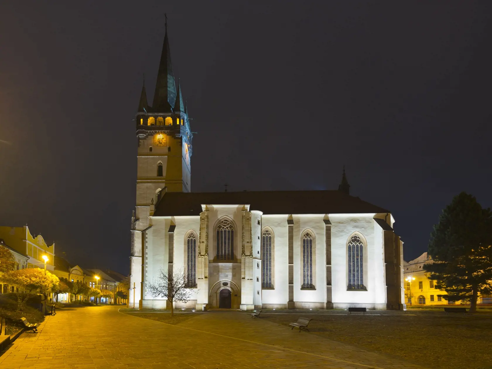 Večerný Prešov. Na snímke Konkatedrála svätého Mikuláša v historickom centre Prešova. V Prešove 9. novembra 2022. FOTO TASR – Milan Kapusta
