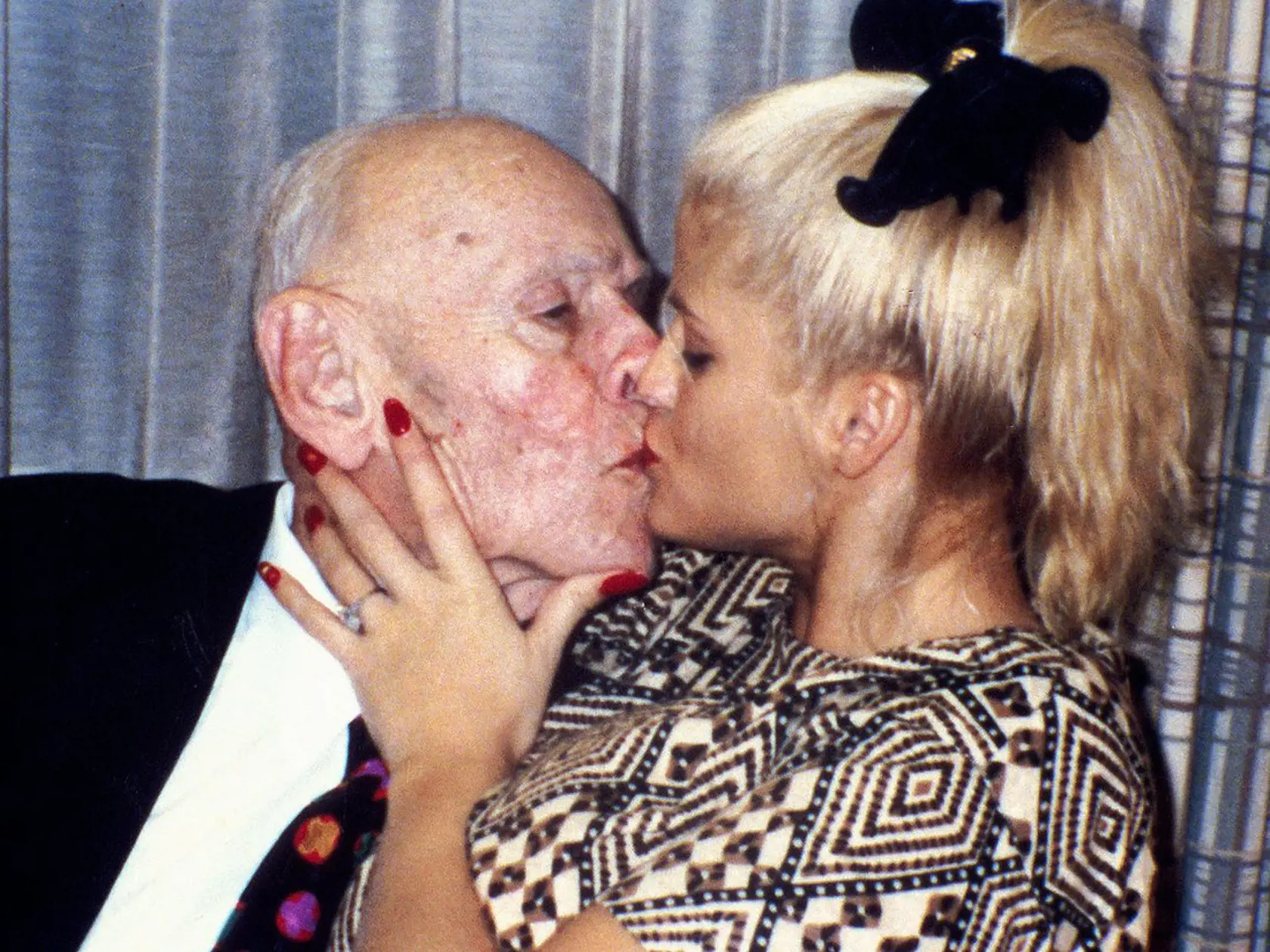 Anna Nicole Smith zomrela 8. februára 2007 na predávkovanie liekmi. Bola americká modelka, herečka a televízna osobnosť. Preslávila sa ako Playmate, ale najväčšiu pozornosť vzbudil sobáš s miliardárom J. Howardom Marshallom, ktorý zomrel trinásť mesiacov po svadbe vo veku deväťdesiat jeden rokov.