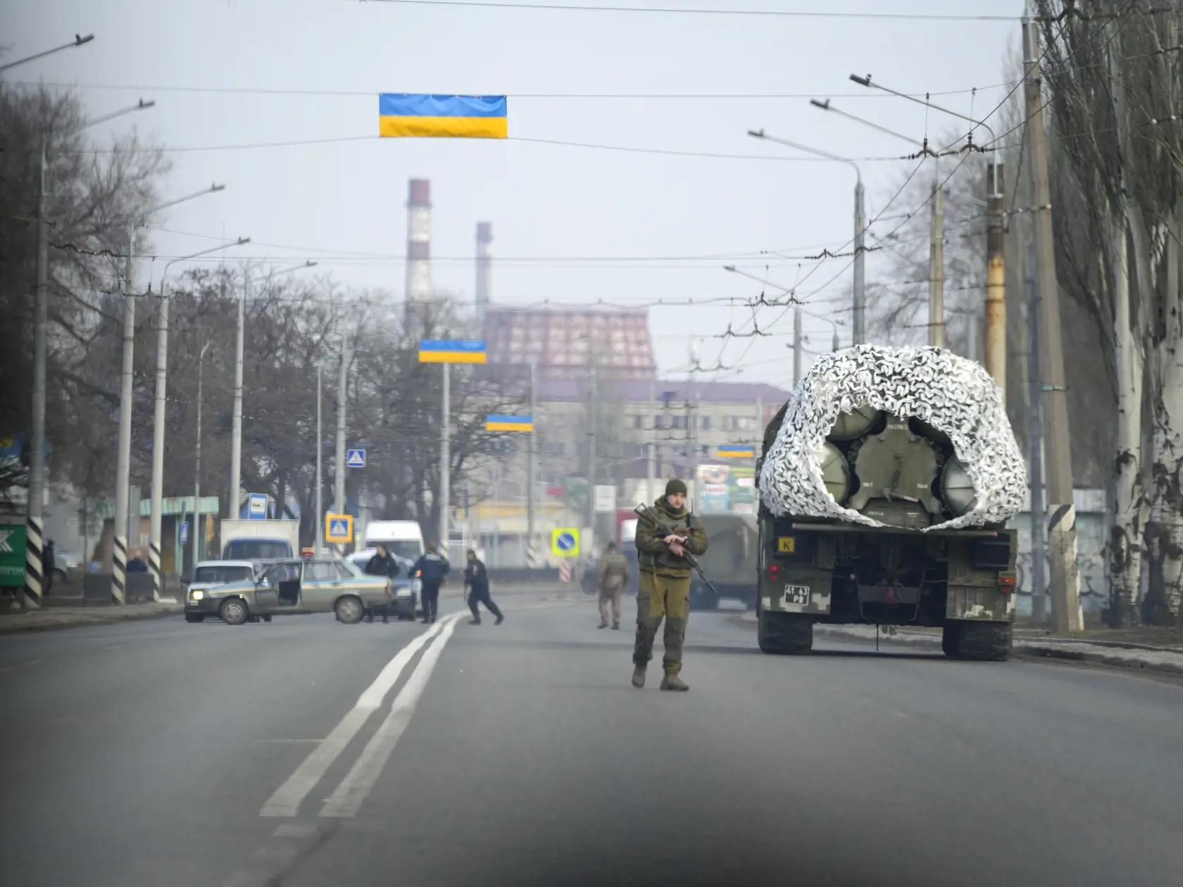 WA 66 Kramatorsk - Ukrajinský vojak stojí na ceste vedľa vojenského vozidla v priemyselnom meste Kramatorsk v Doneckej oblasti na východe Ukrajiny vo štvrtok 24. februára 2022. Ruský prezident Vladimir Putin vo štvrtok oznámil, že rozhodol o uskutočnení špeciálnej vojenskej operácie vo východnej časti Ukrajiny. Putin takisto varoval ďalšie krajiny, že akýkoľvek pokus o zasahovanie do krokov Ruska bude viesť k následkom. FOTO TASR/AP 
 
A Ukrainian soldier stands next to a military vehicle on a r