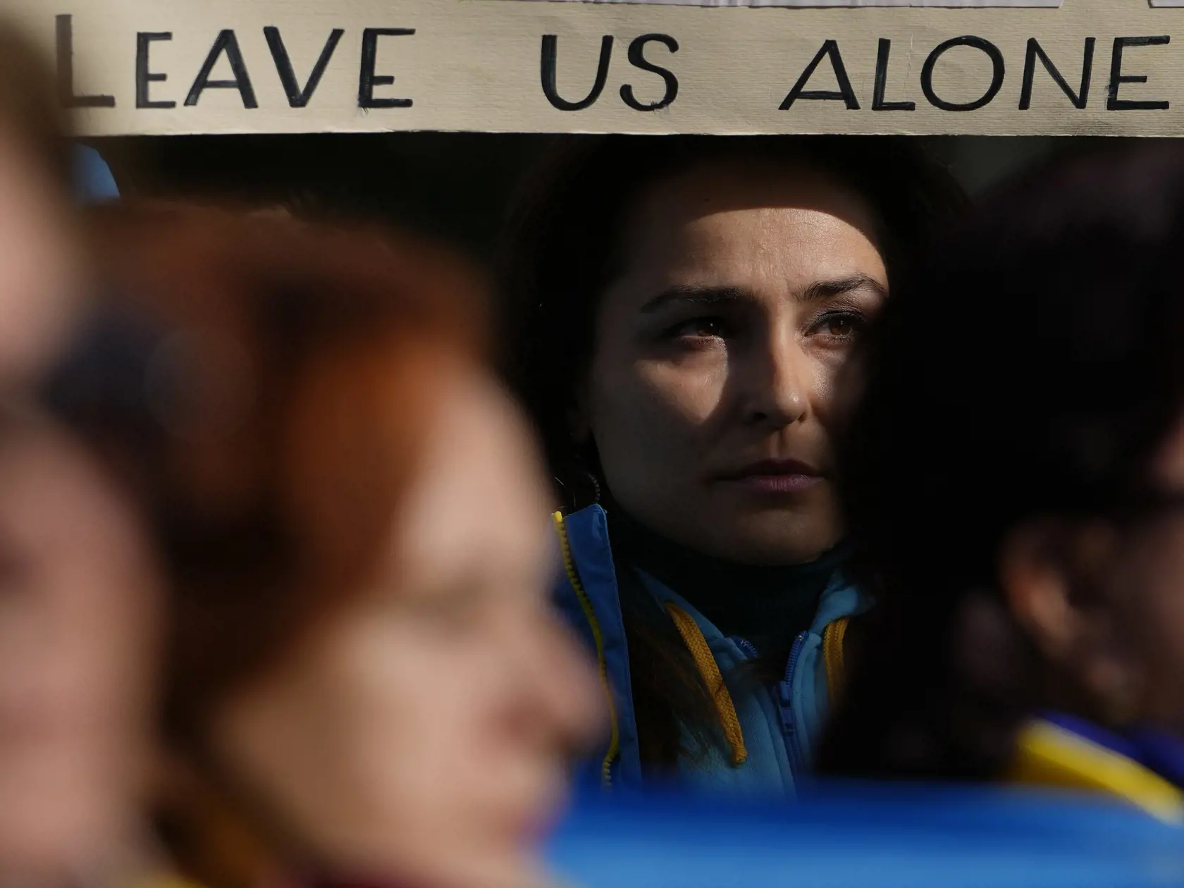KK28 Rím - Ukrajinci žijúci v Ríme protestujú pred ruským veľvyslanectvom v Ríme 24. februára 2022. Ruský prezident Vladimir Putin vo štvrtok oznámil, že rozhodol o uskutočnení špeciálnej vojenskej operácie vo východnej časti Ukrajiny. Putin takisto varoval ďalšie krajiny, že akýkoľvek pokus o zasahovanie do krokov Ruska bude viesť k následkom. FOTO TASR/AP
Ukrainians who live in Rome protest near the Russian Embassy in Rome, Thursday, Feb. 24, 2022. Russia launched a wide-ranging attack on Ukra