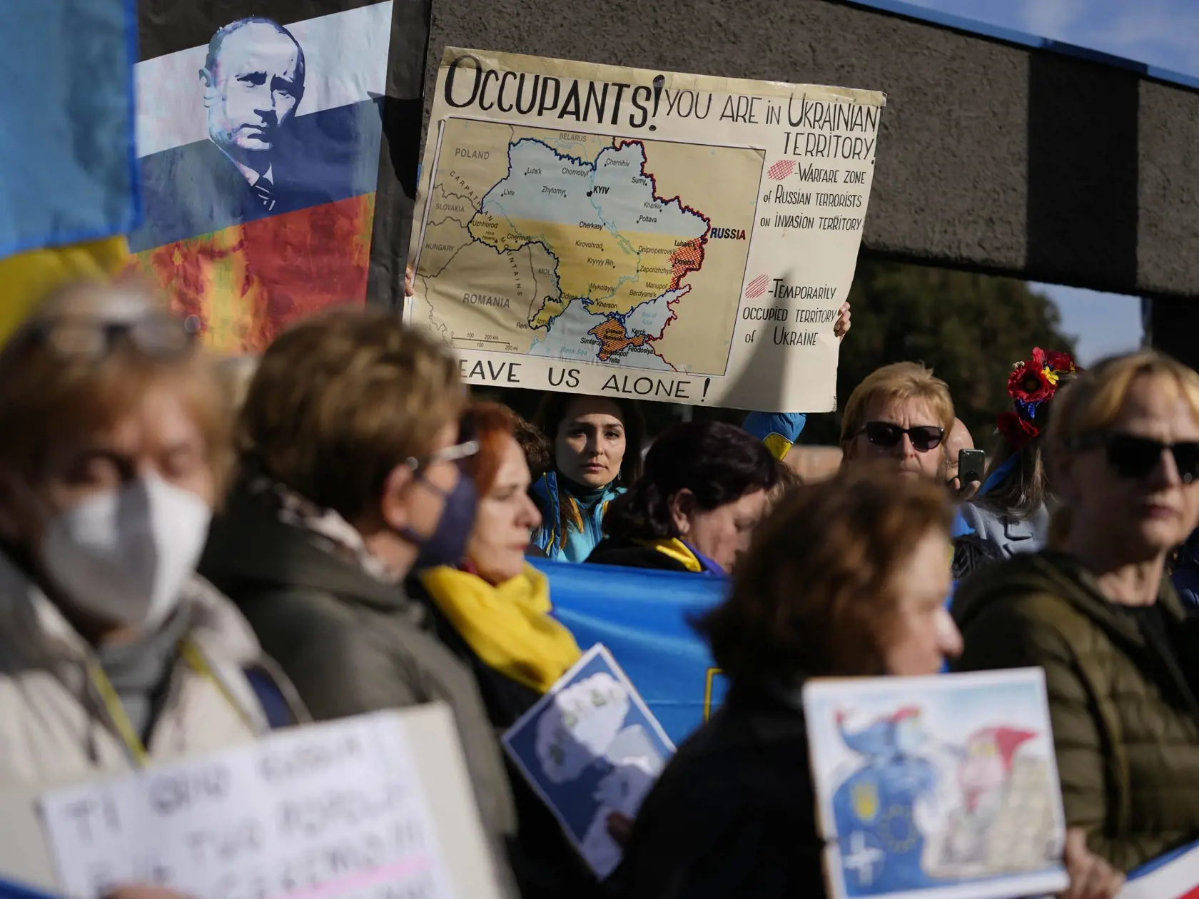 KK29 Rím - Ukrajinci žijúci v Ríme protestujú pred ruským veľvyslanectvom v Ríme 24. februára 2022. Ruský prezident Vladimir Putin vo štvrtok oznámil, že rozhodol o uskutočnení špeciálnej vojenskej operácie vo východnej časti Ukrajiny. Putin takisto varoval ďalšie krajiny, že akýkoľvek pokus o zasahovanie do krokov Ruska bude viesť k následkom. FOTO TASR/AP
Ukrainians who live in Rome protest near the Russian Embassy in Rome, Thursday, Feb. 24, 2022. Russia launched a wide-ranging attack on Ukra