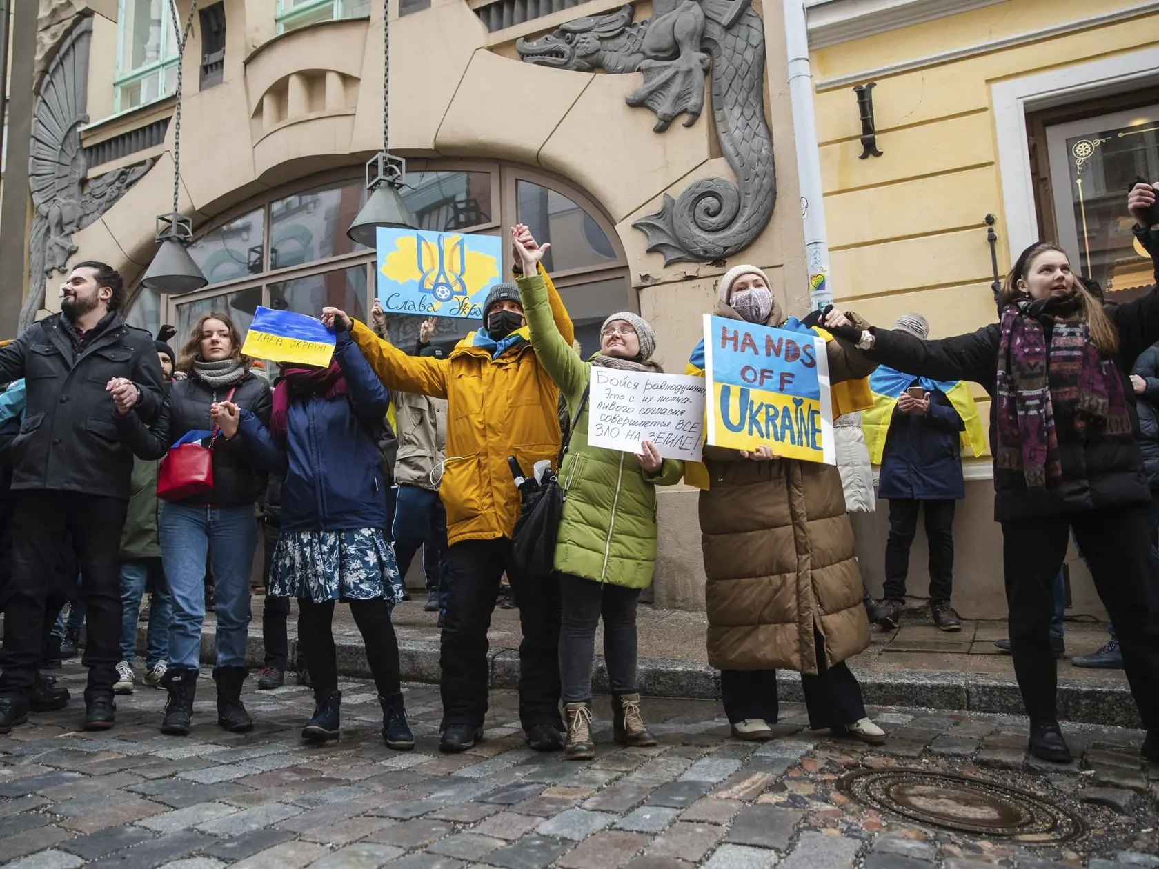 KK7 Tallinn - Ľudia protestujú na podporu Ukrajiny pred ruským veľvyslanectvom v Tallinne 24. februára 2022. Ruský prezident Vladimir Putin vo štvrtok oznámil, že rozhodol o uskutočnení špeciálnej vojenskej operácie vo východnej časti Ukrajiny. Putin takisto varoval ďalšie krajiny, že akýkoľvek pokus o zasahovanie do krokov Ruska bude viesť k následkom. FOTO TASR/AP
People including Ukrainians, take part in a demonstration in support of Ukraine, outside the Russian Embassy in Tallinn, Estonia, T