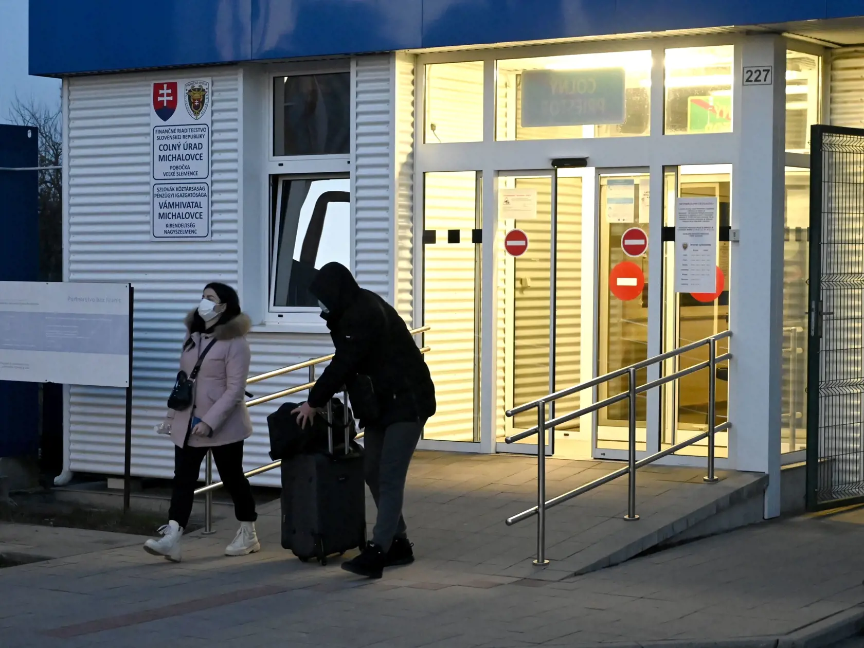Na snímke ľudia prichádzajú na územie Slovenska z Ukrajiny na slovensko-ukrajinskom hraničnom priechode pre peších a cyklistov Veľké Slemence - Mali Selmenci podvečer vo štvrtok 24. februára 2022. FOTO TASR - Roman Hanc