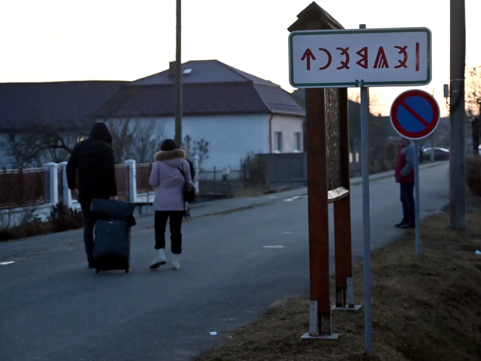 Na snímke ľudia prichádzajú na územie Slovenska z Ukrajiny na slovensko-ukrajinskom hraničnom priechode pre peších a cyklistov Veľké Slemence - Mali Selmenci podvečer vo štvrtok 24. februára 2022. FOTO TASR - Roman Hanc