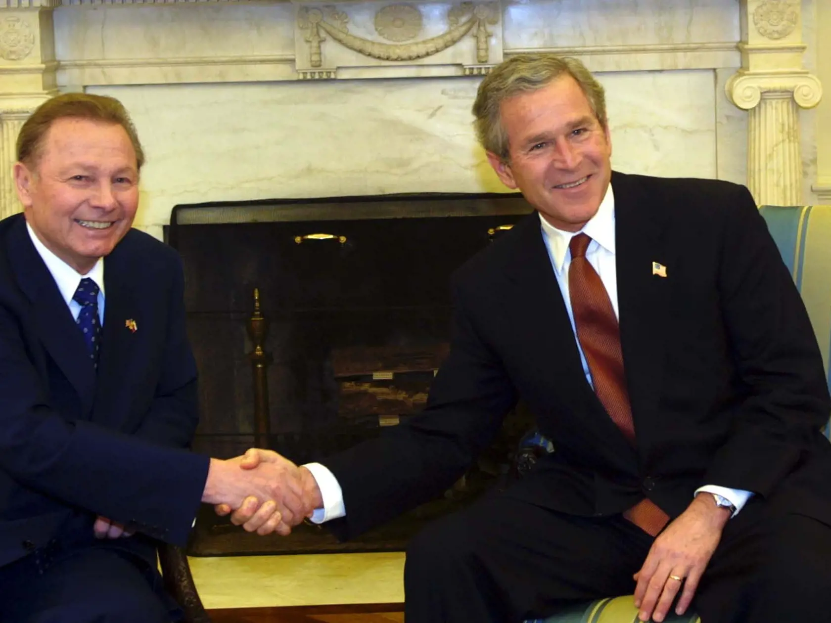 Bývalý slovenský prezident Rudolf Schuster ukončil 9.apríla 2003 pracovnú návštevu Kanady a pricestoval do Washingtonu. Hlavným bodom programu bolo stretnutie s americkým prezidentom Georgeom W. Bushom (na snímke vpravo, vľavo prezident Schuster) v Bielom dome. (archívn efoto)