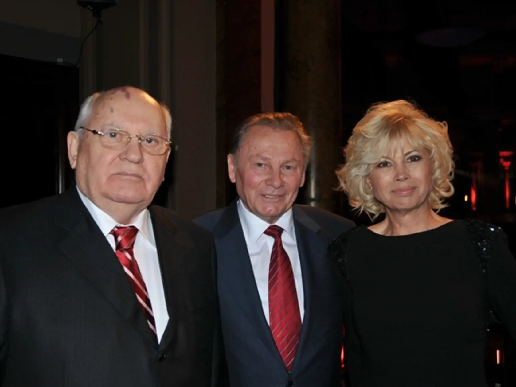 Michail Gorbačov a Rudolf Schuster si aj teraz občas pri významných udalostiach píšu listy.  Na archívnej fotografii sú obaja štátnici adcéra bývalého sovietskeho lídra Irina Gorbačovová-Virganskaja.