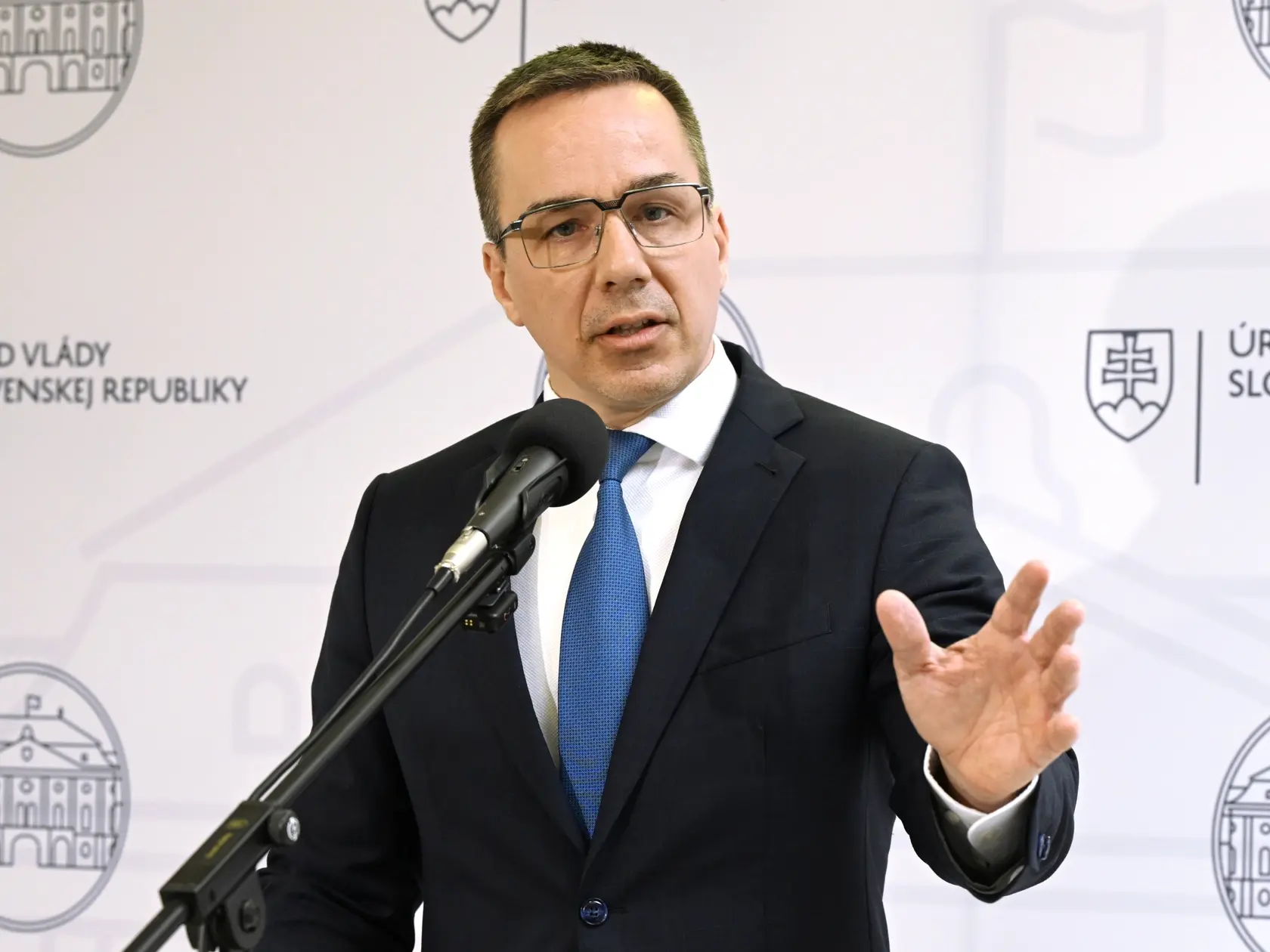 Na snímke minister práce, sociálnych vecí a rodiny SR Erik Tomáš (HLAS-SD) gestikuluje počas brífingu po rokovaní vlády SR v Bratislave v stredu 5. marca 2025. 