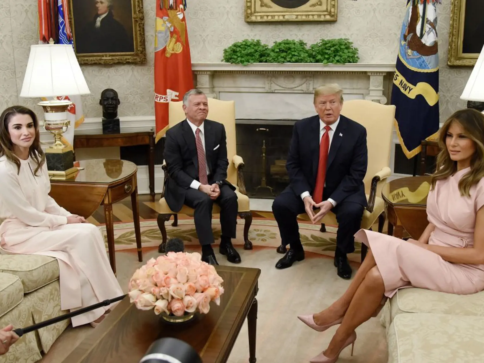Jordánska kráľovná Rania na návšteve v Bielom dome v roku 2018, na snímke spolu s exprezidentom Donaldom Trumpom a bývalou prvou dámou USA Melaniou Trump.